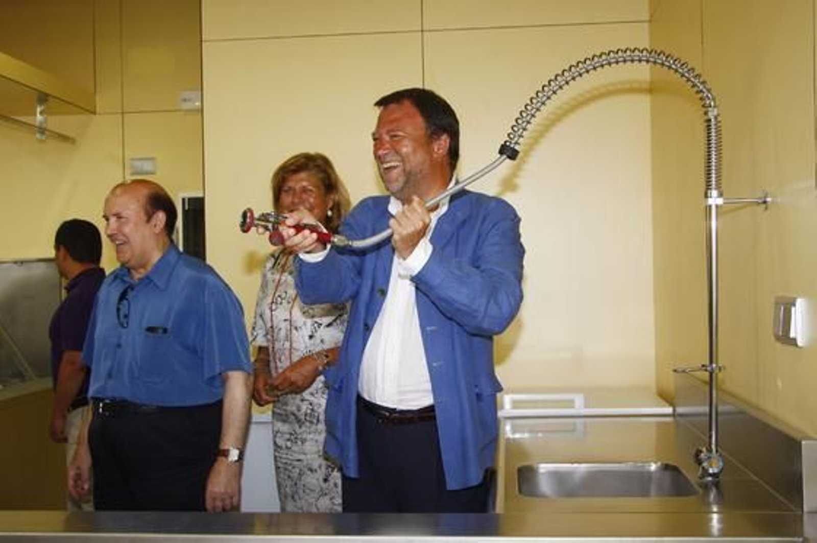 El alcalde de Sevilla, Alfredo Sánchez Monteseirín, durante su visita al nuevo mercado de la Encarnación.

Foto: Victoria Hidalgo
