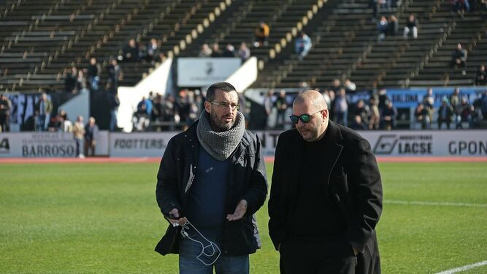 Juan Franco y Raffaele Pandalone conversan sobre el césped del Municipal