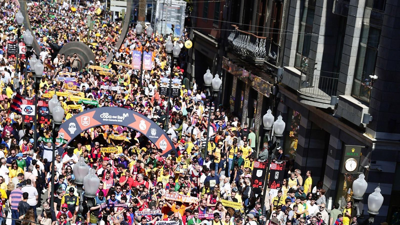 La gran fiesta de las aficiones en la Copa: Miles de personas toman las calles de Las Palmas