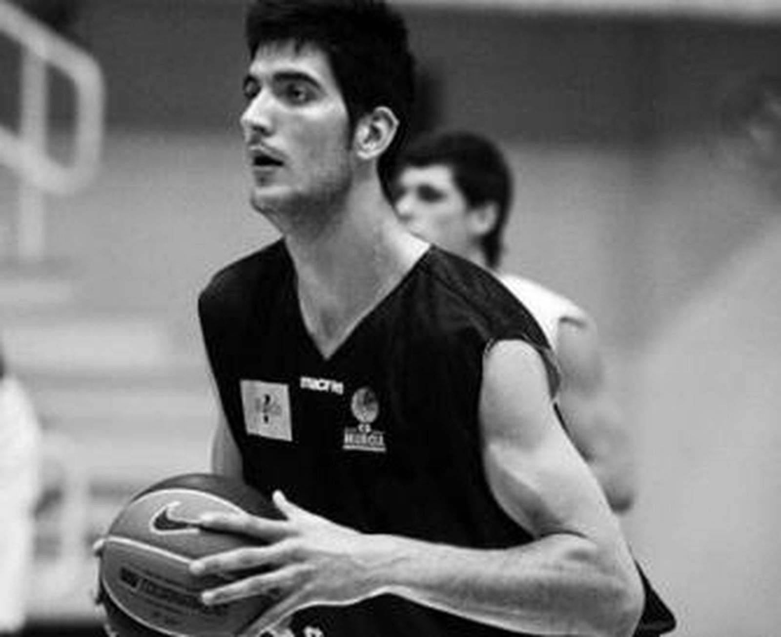 Juanjo Triguero se dispone a lanzar un tiro libre en un entrenamiento.