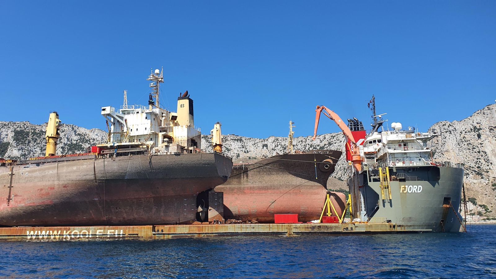El 'OS 35', partido en dos, a bordo del 'Fjord'.