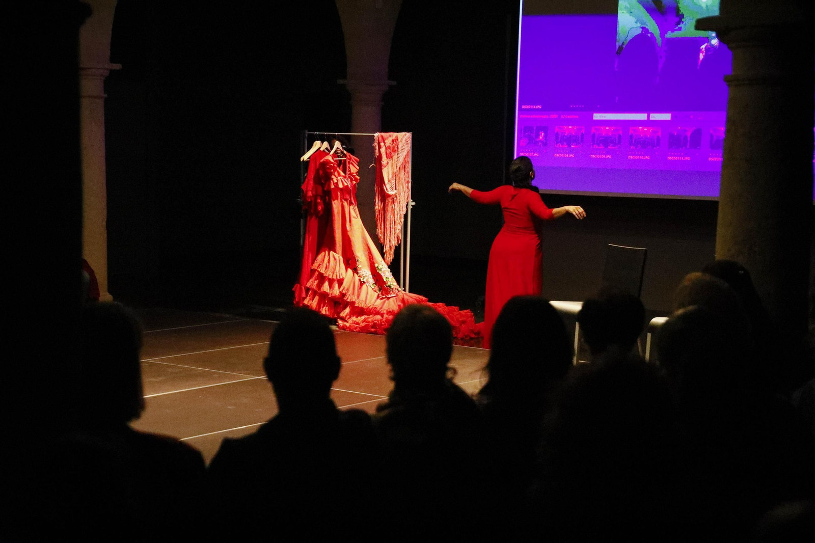 El Centro Andaluz de la Fotografía de Almería presenta el calendario 2025 con la actuación de la bailaora María Moreno, en imágenes