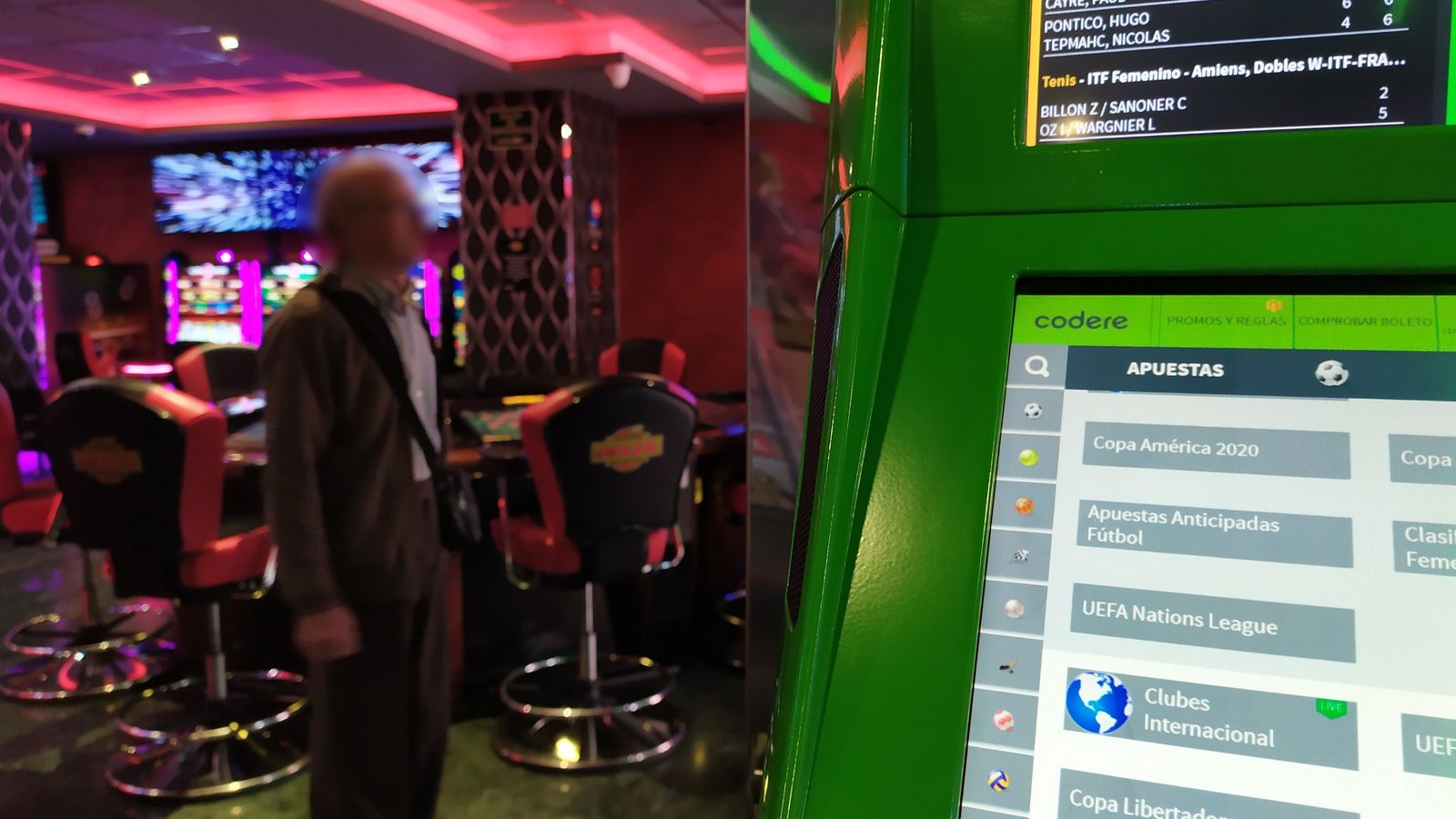 Un señor mayor, indeciso dentro del local