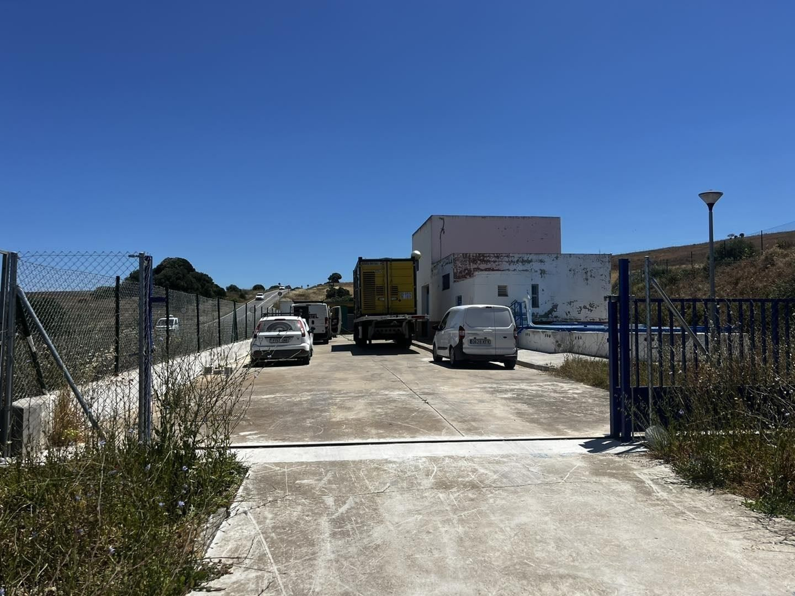 La falta de suministro eléctrico precisó de la instalación de un grupo electrógeno para hacer funcionar la estación elevadora de agua. La falta de suministro eléctrico precisó de la instalación de un grupo electrógeno para hacer funcionar la estación elevadora de agua.