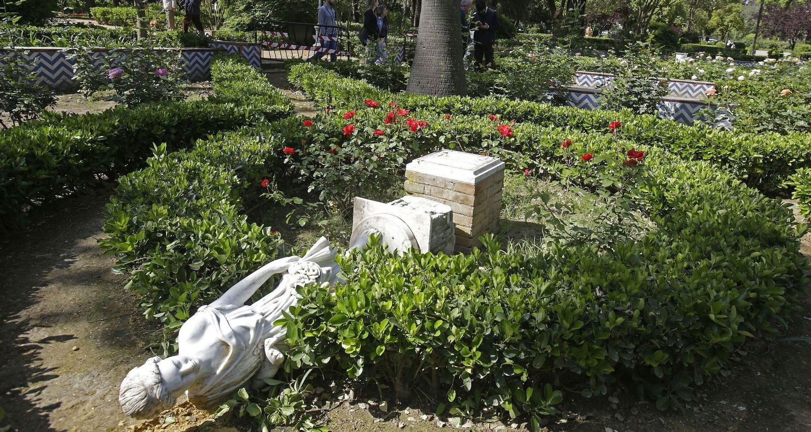 Reciente destrozo de una estatua en el Parque de María Luisa.