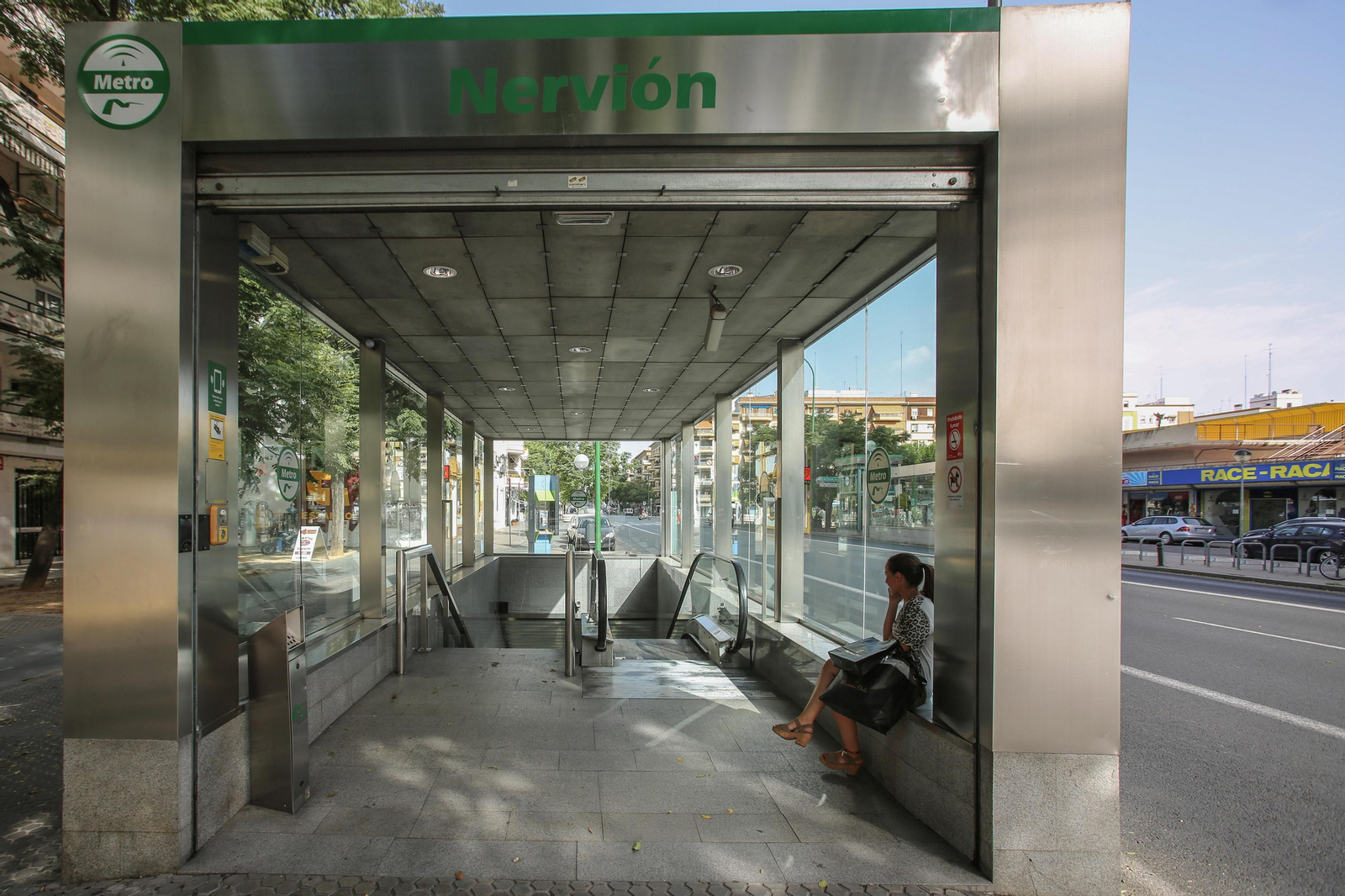 La estación Nervión del Metro de Sevilla y una vista de la calle Eduardo Dato.