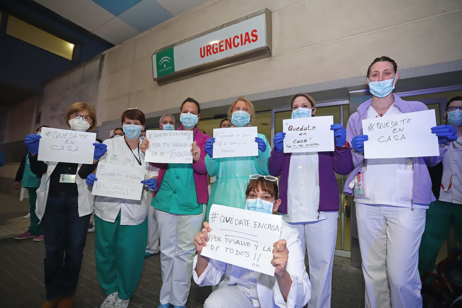 Trabajadoras del hospital Punta de Europa, en la puerta del centro