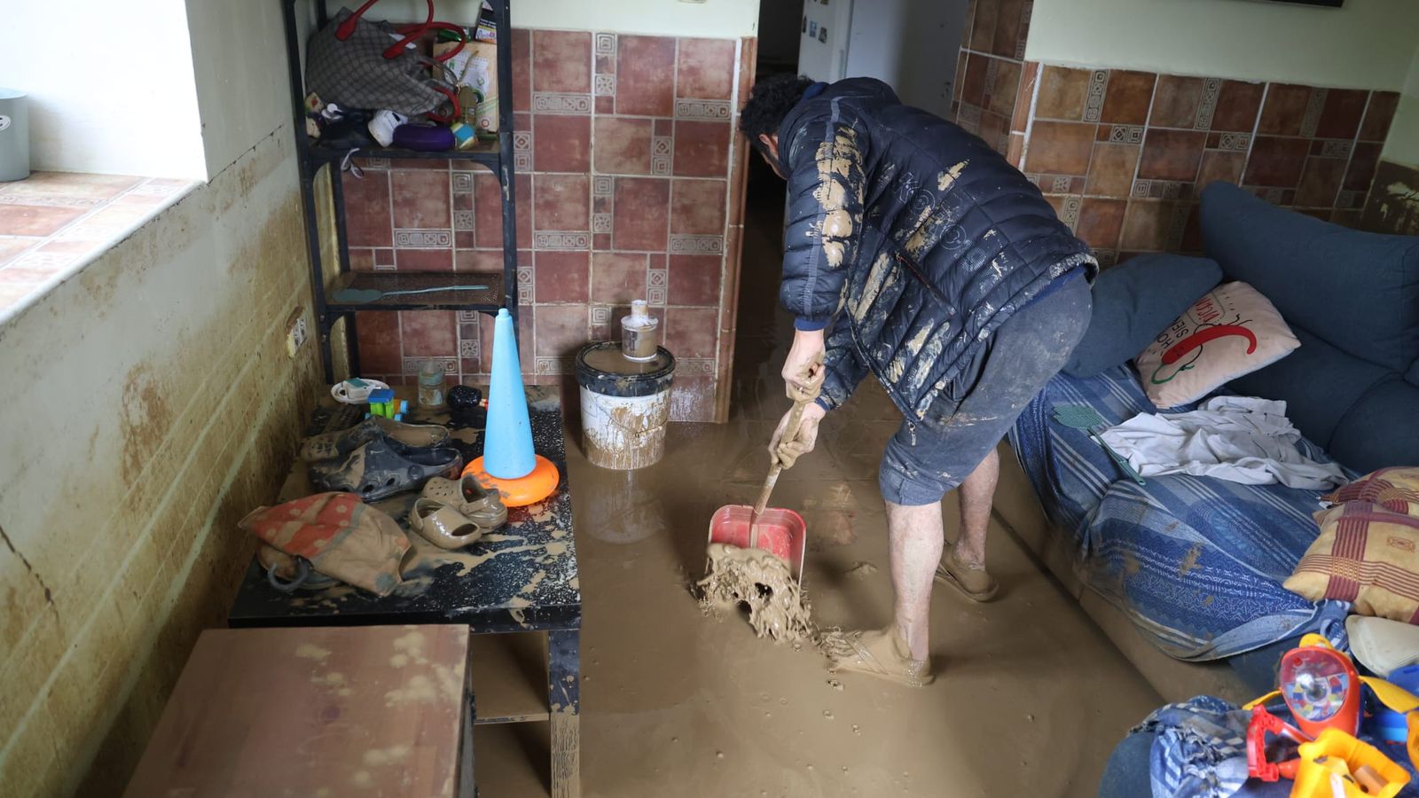 Vecinos de Cártama haciendo labores de limpieza en sus casas