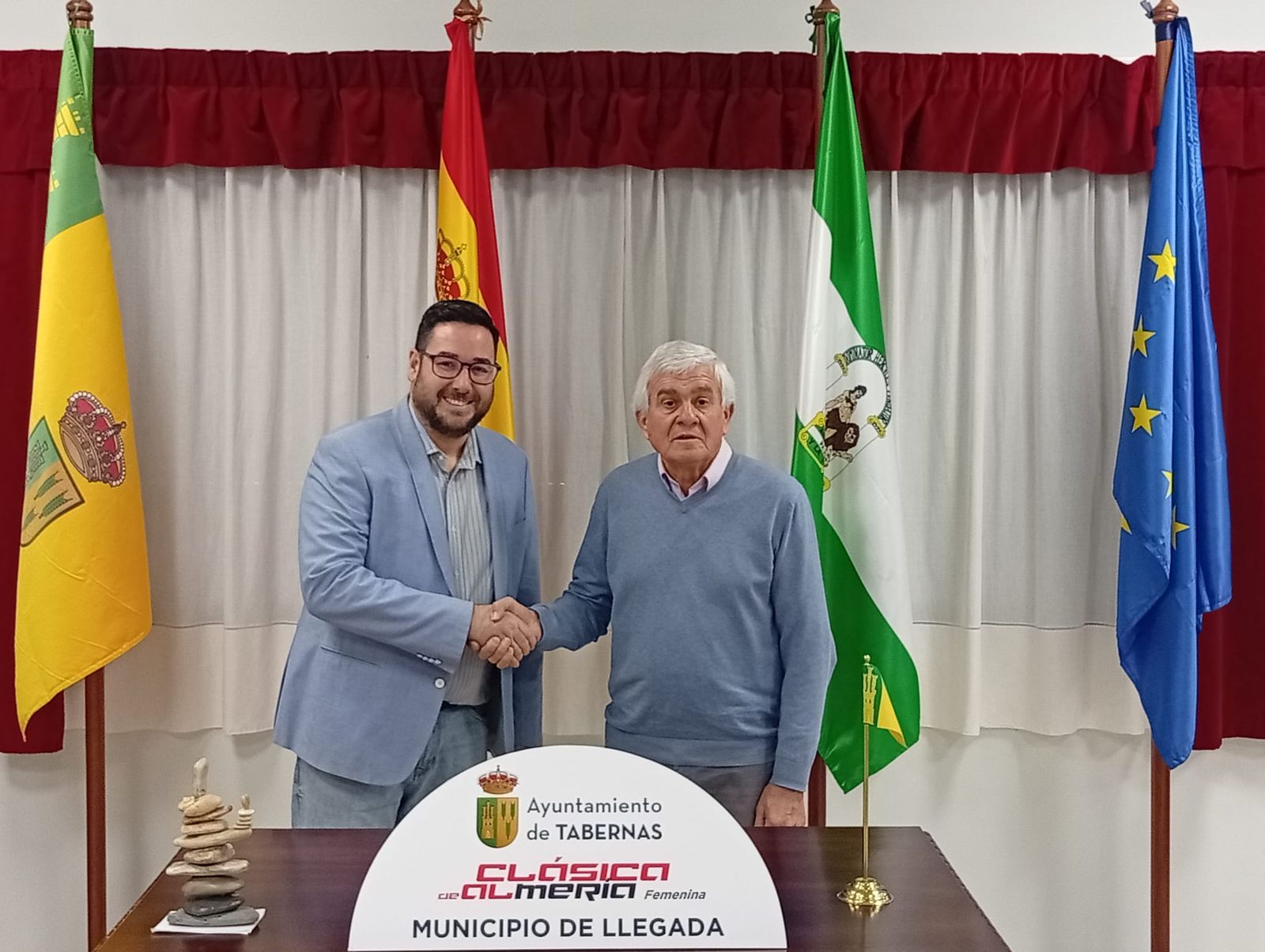 José Manuel Muñoz con el alcalde de Tabernas, José Díaz, tras la firma del acuerdo alcanzado.