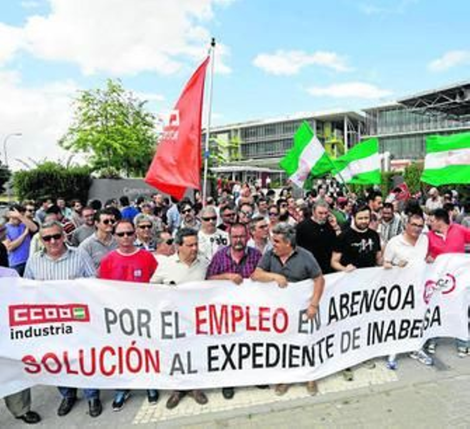 Manifestación de trabajadores en la sede de Palmas Altas por el ERE en la filial Inabensa.