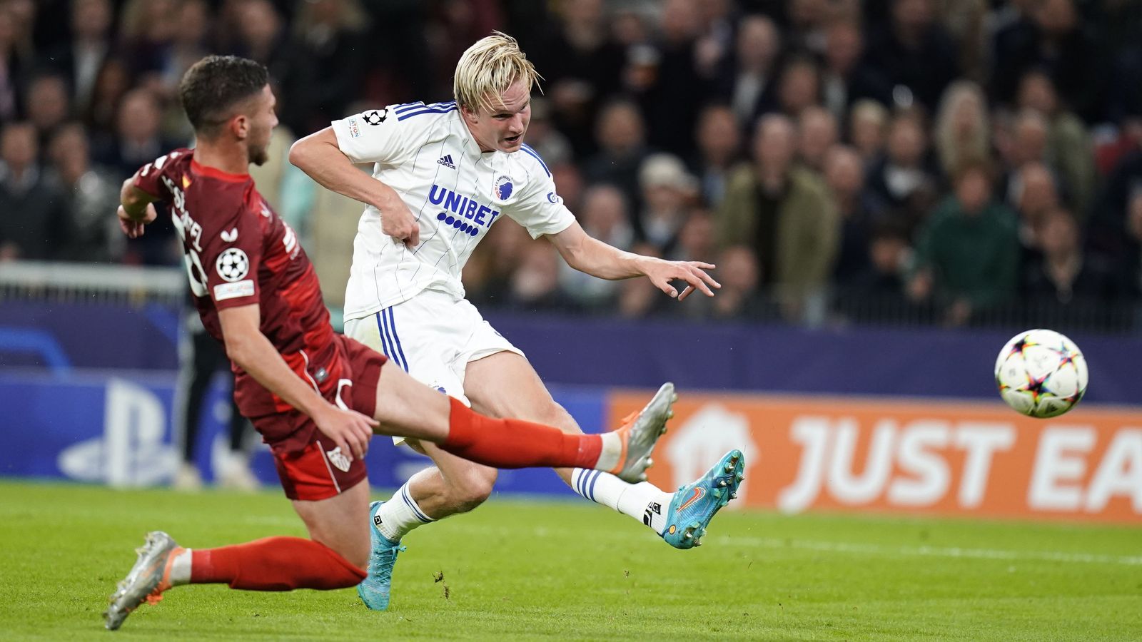 José Ángel intenta evitar un disparo de Kristiansen en la primera mitad.