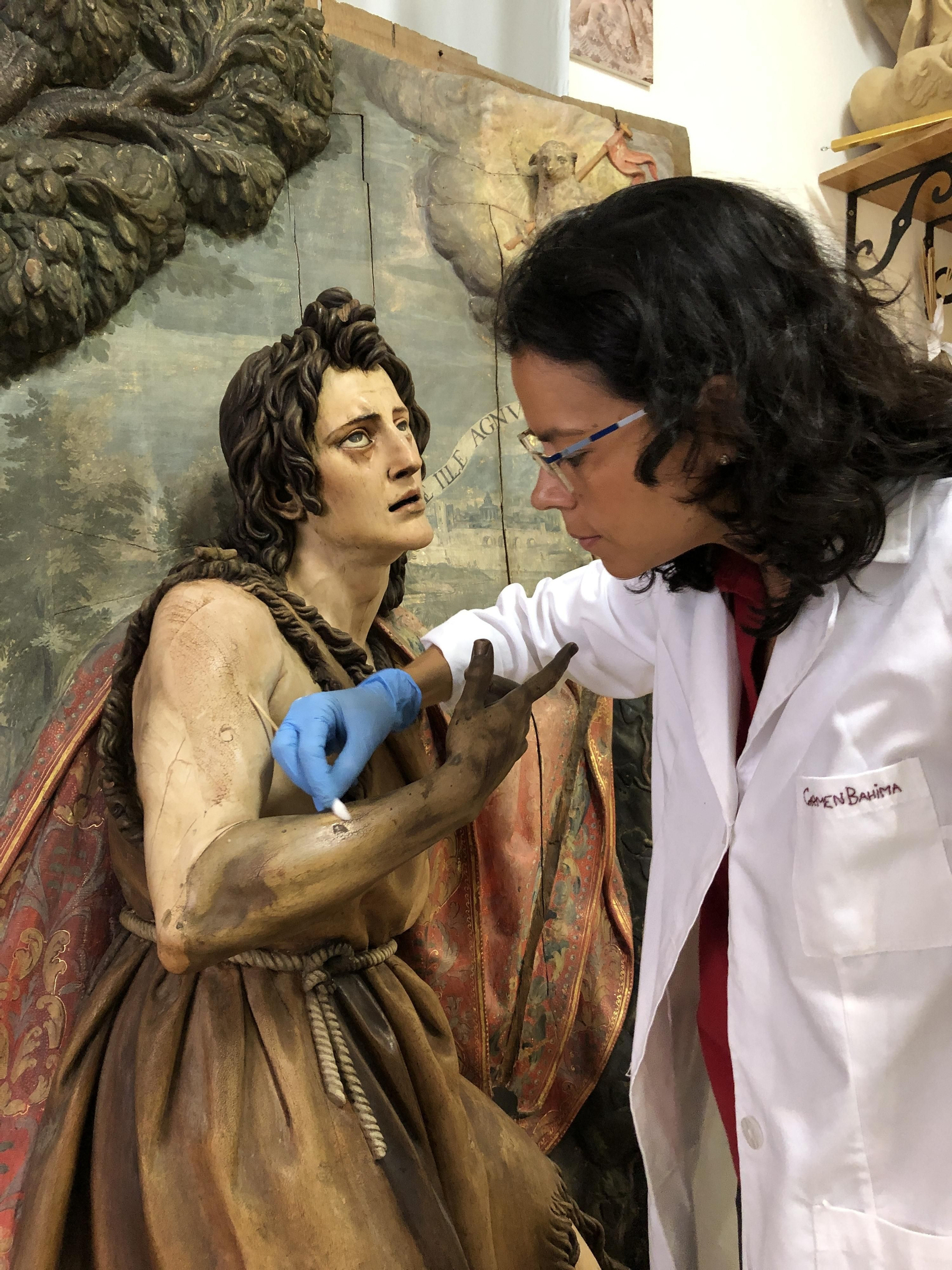 La restauradora durante los trabajos.