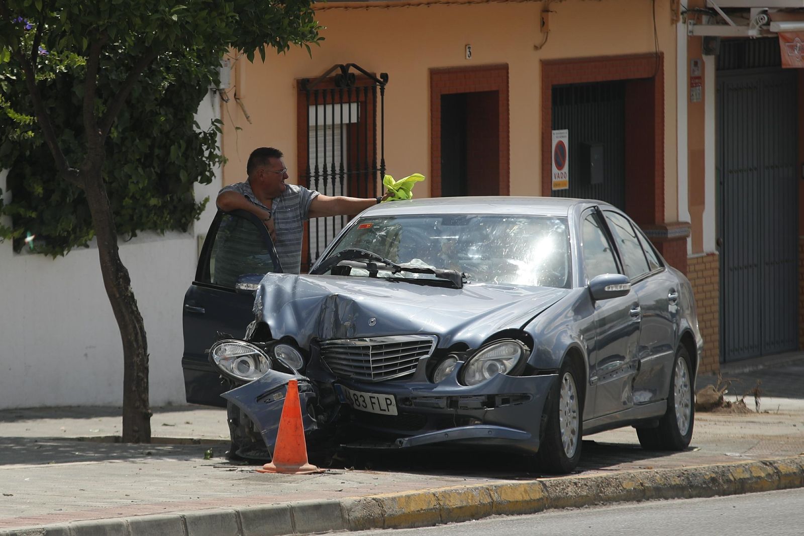 Vehículo accidentado en Dos Hermanas.