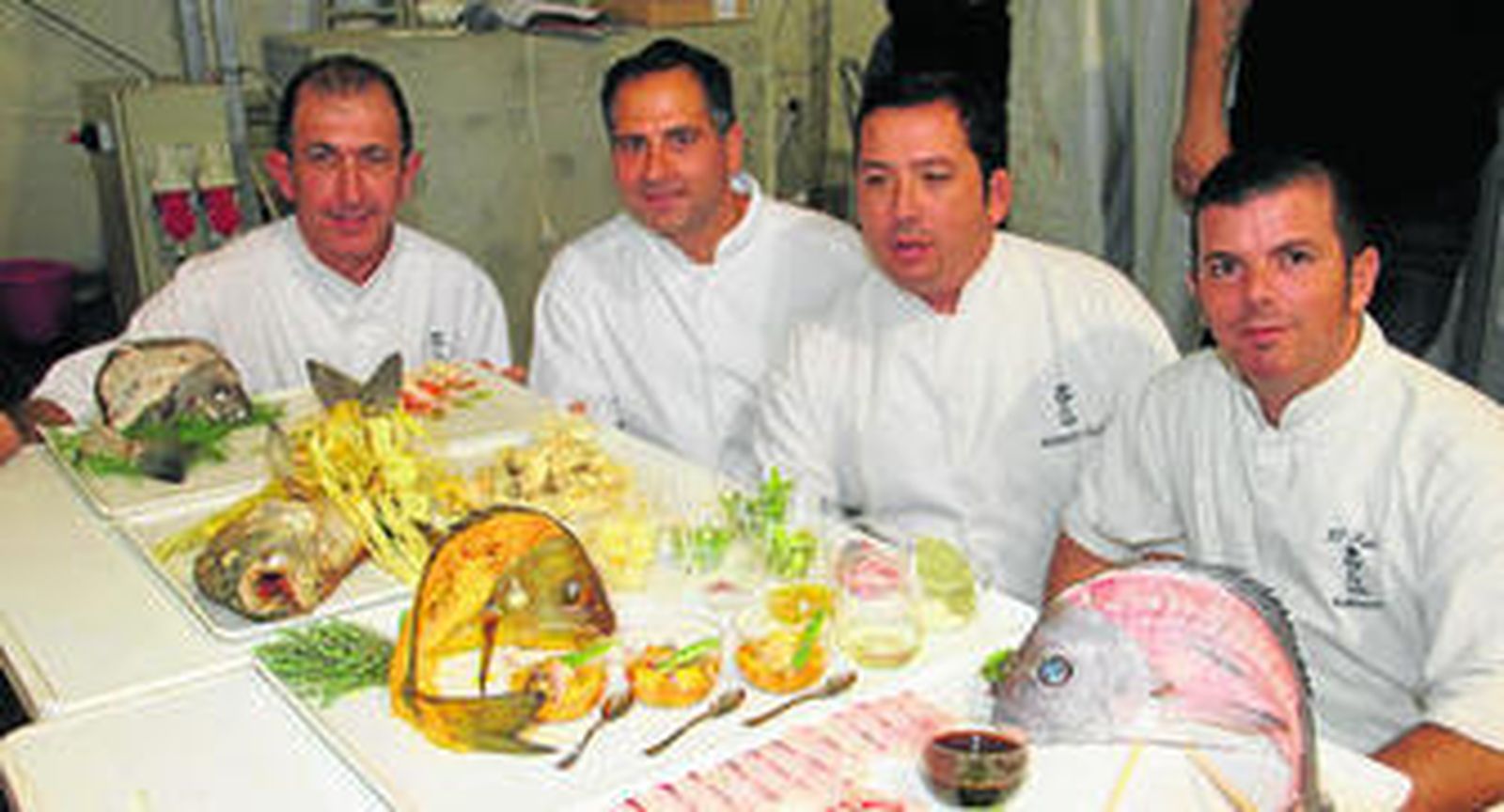 Los cuatro cocineros que participaron ayer en las jornadas sobre el borriquete posando en la carpa de Conil.