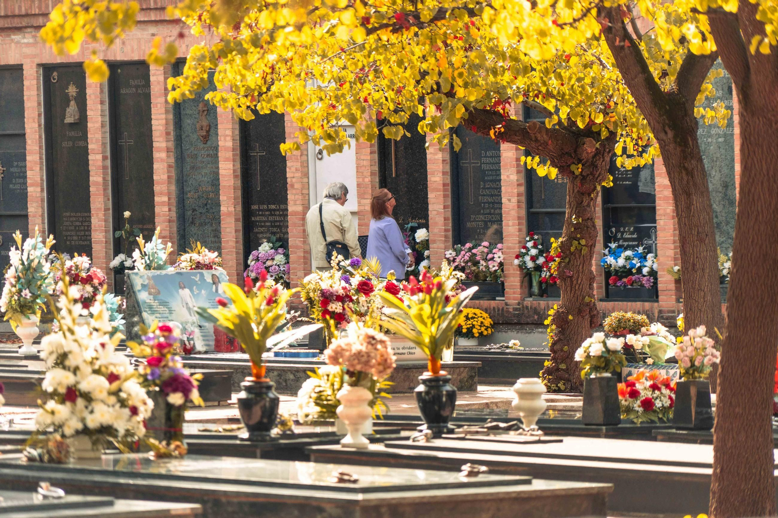 Las imágenes del Día de los Santos en el cementerio de Granada