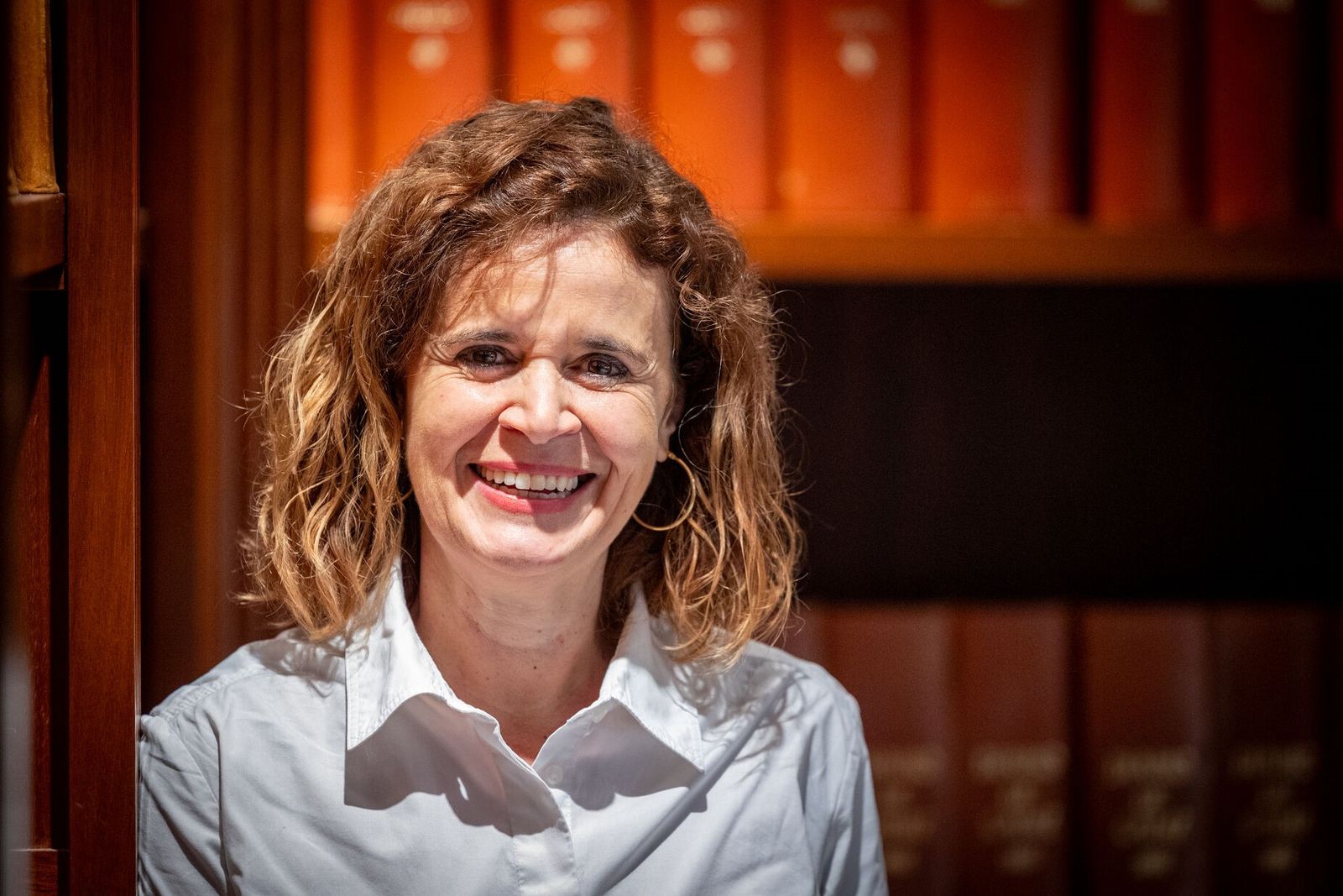 Esperanza Gómez, ayer en la hemeroteca de Diario de Cádiz.