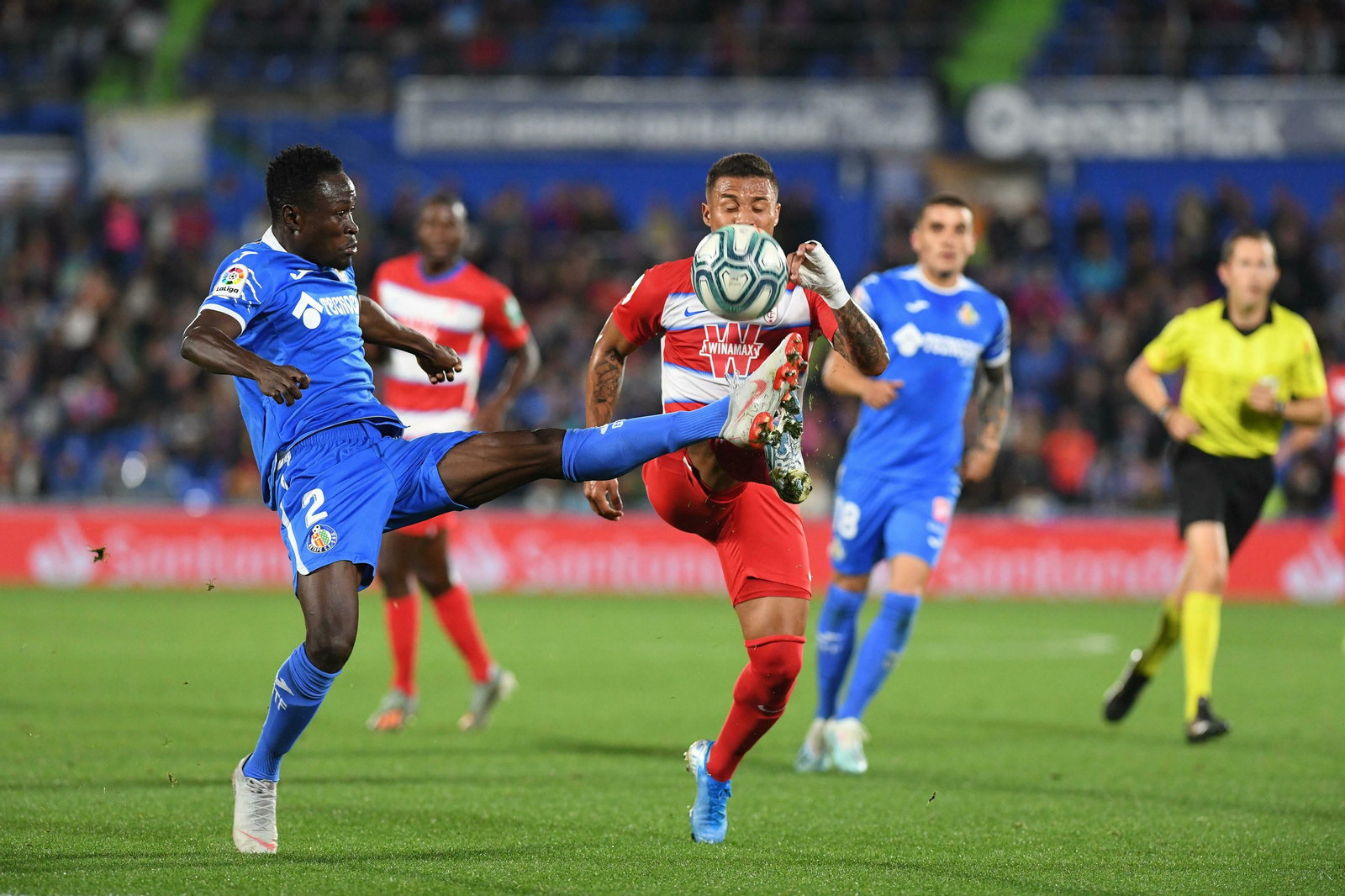 Machís trata de llevarse el esférico ante Djene