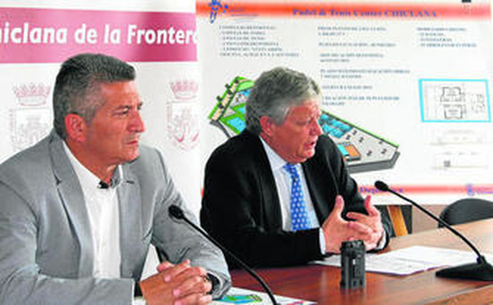 Diego Rodríguez y Ernesto Marín, ayer en el Ayuntamiento donde se expusieron paneles de las instalaciones.