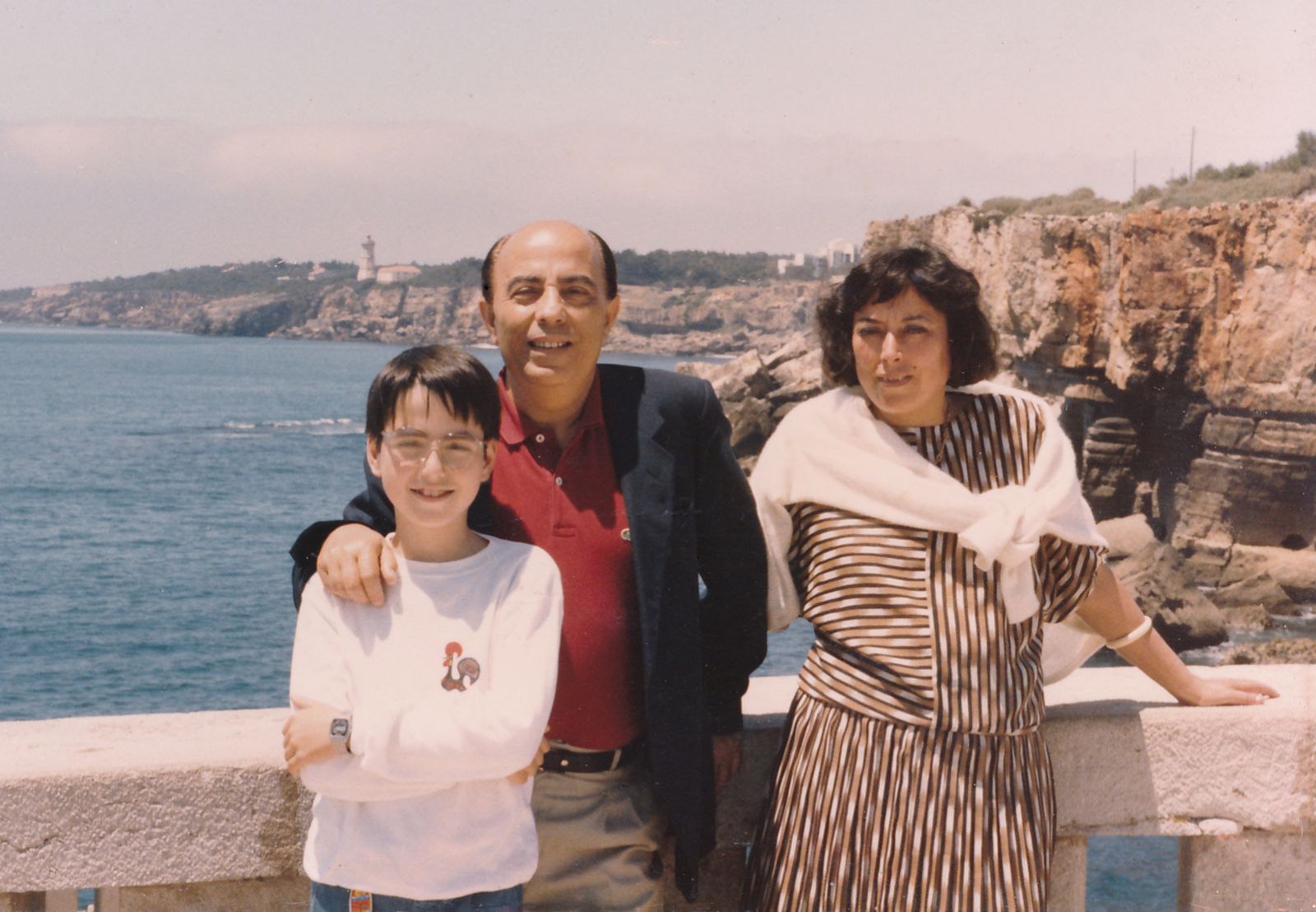 Catalina Gil con su marido, el poeta José Manuel García Gómez, y su hijo Luis en un viaje al Algarve portugués.