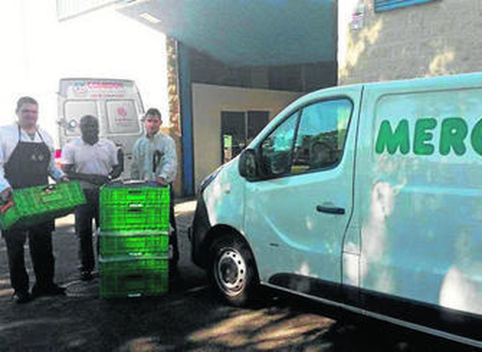 Imagen de una entrega de alimentos al comedor social de Fecons en Lepe.