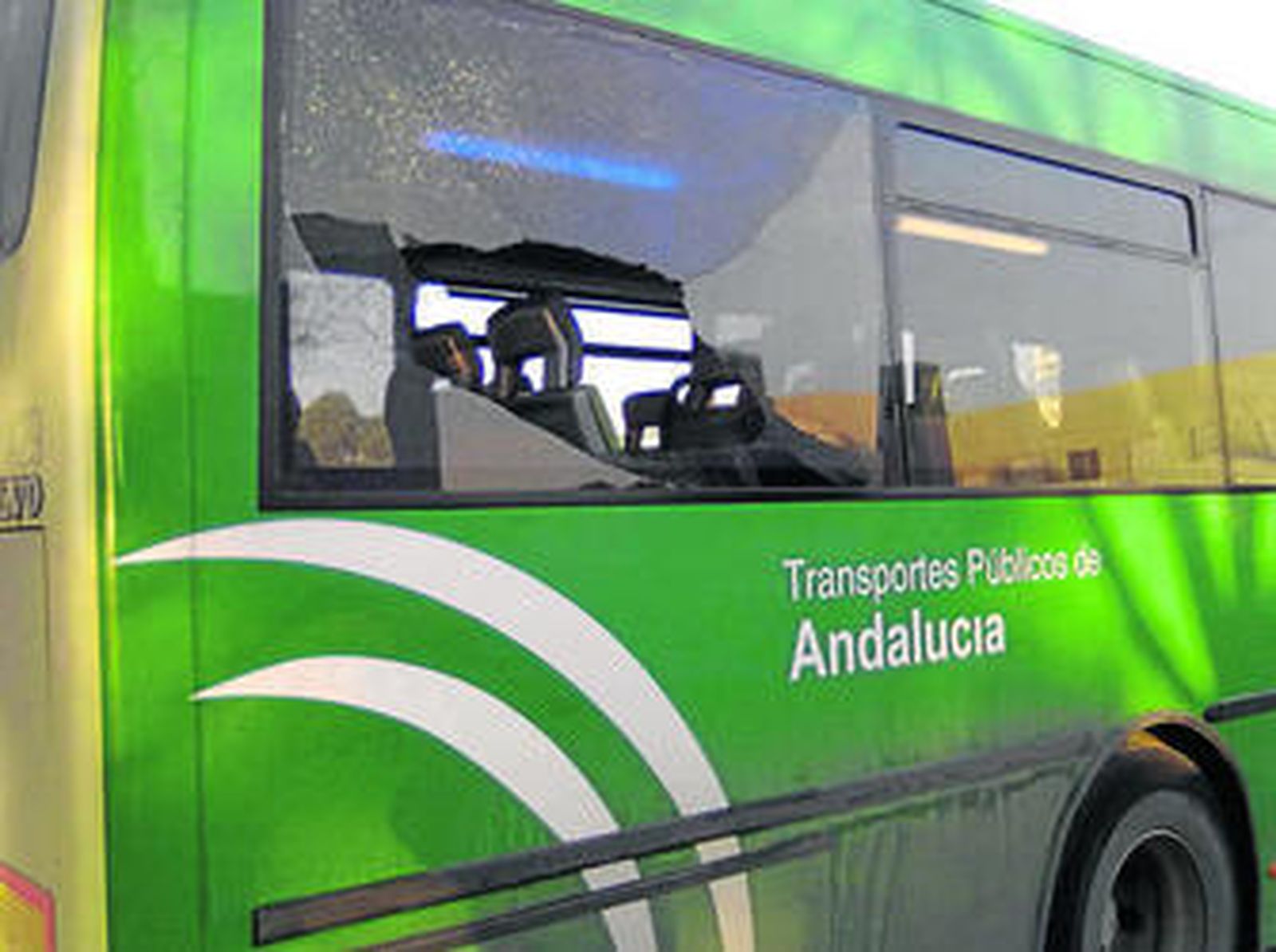 Uno de los autobuses, con la luna trasera rota en uno de los trayectos a primera hora del fin de semana. Es una imagen de archivo.