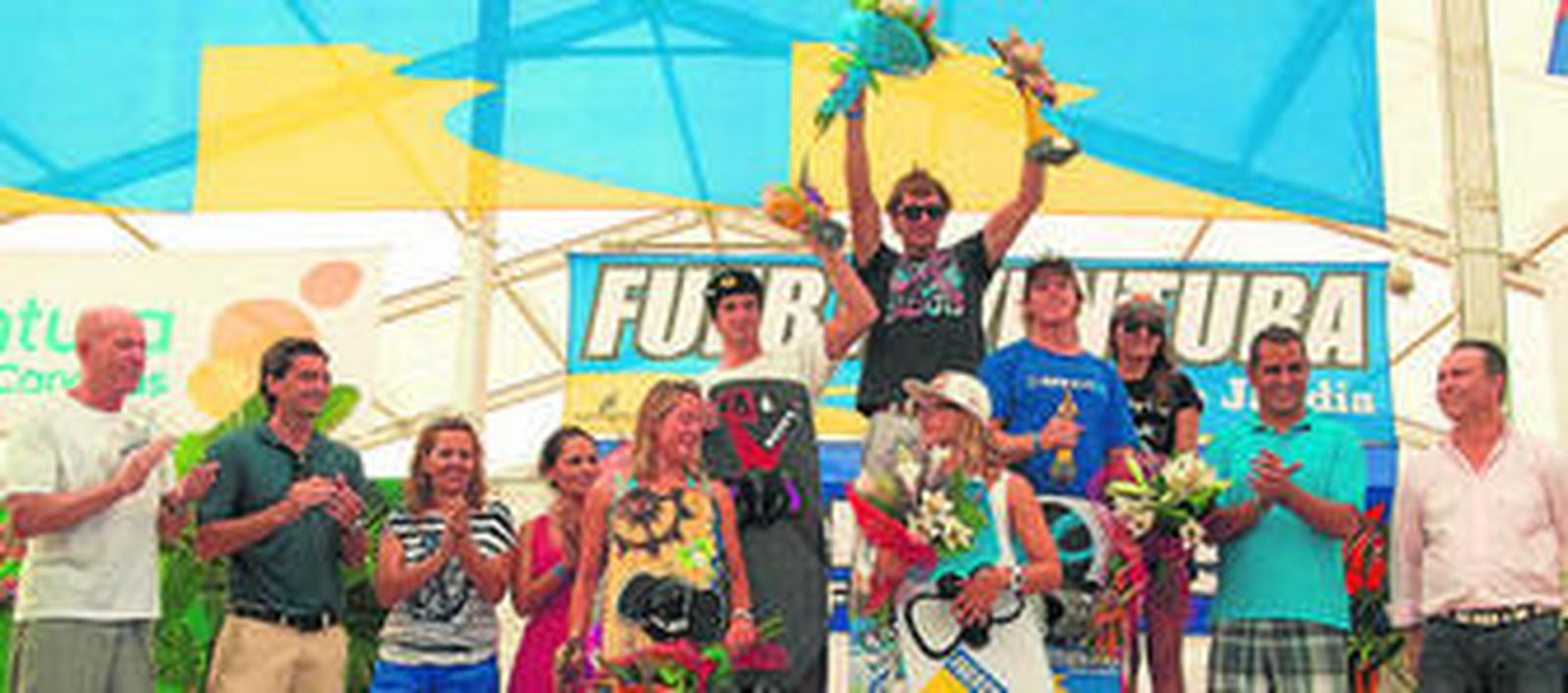 Gisela realiza un truco, ayer en la final de la playa de La Barca.