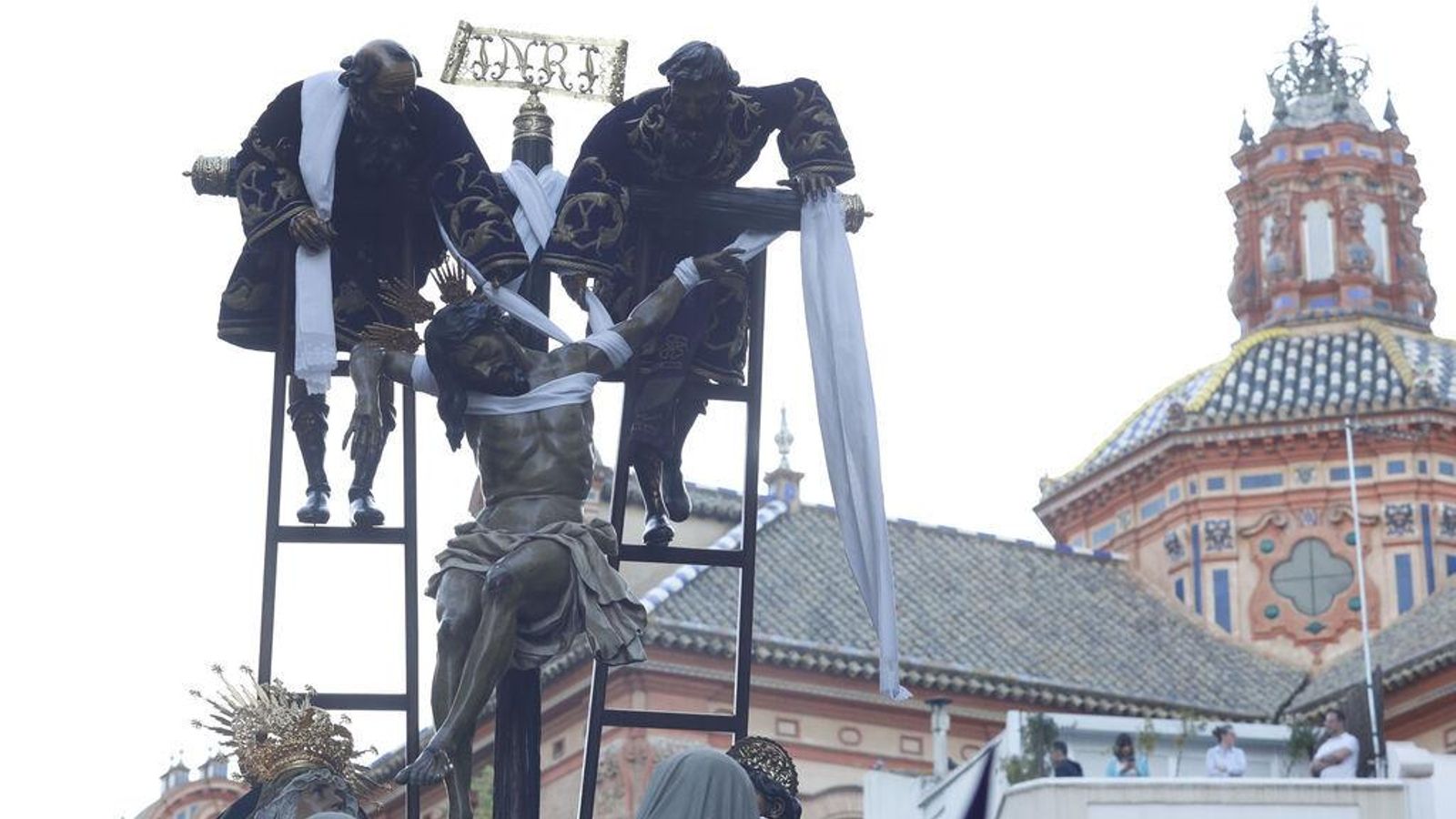 El Señor del Descendimiento procesiona suspendido en el aire