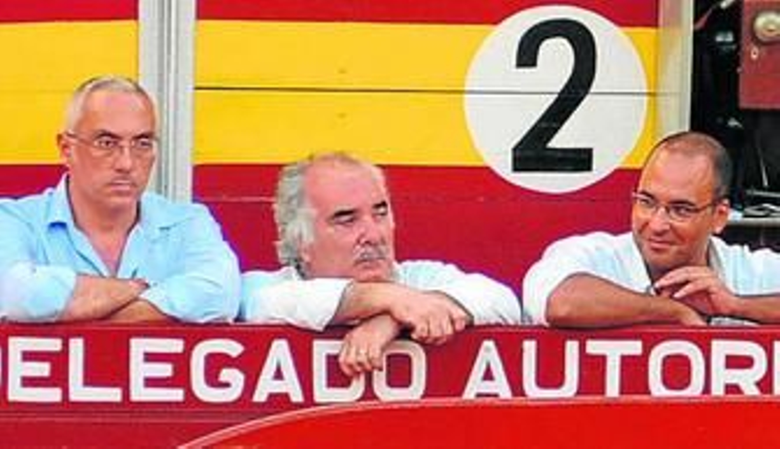Rafael Borrego, en el centro, junto al equipo gubernativo de la plaza.