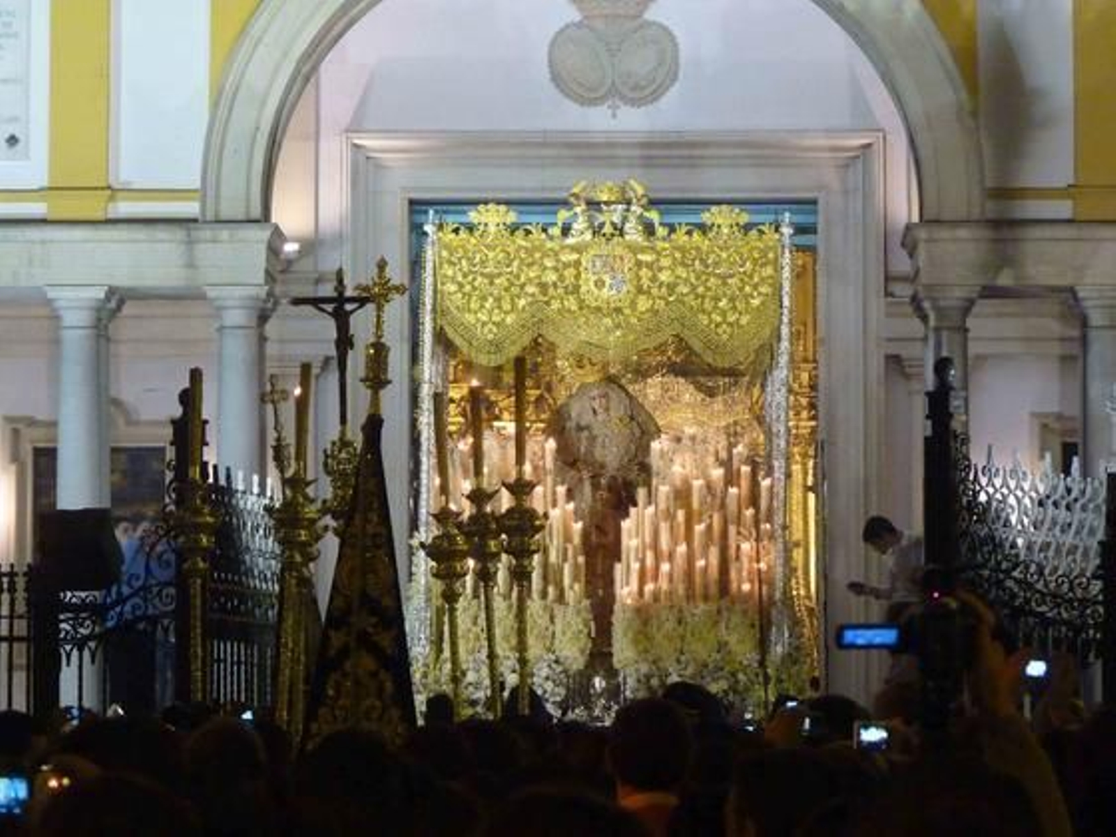 La Virgen del Rosario recorrió el barrio de la Feria y visitó a la Macarena para conmemorar el 450 aniversario de la fundación de la hermandad de Montesión.  Foto: Ruesga Bono
