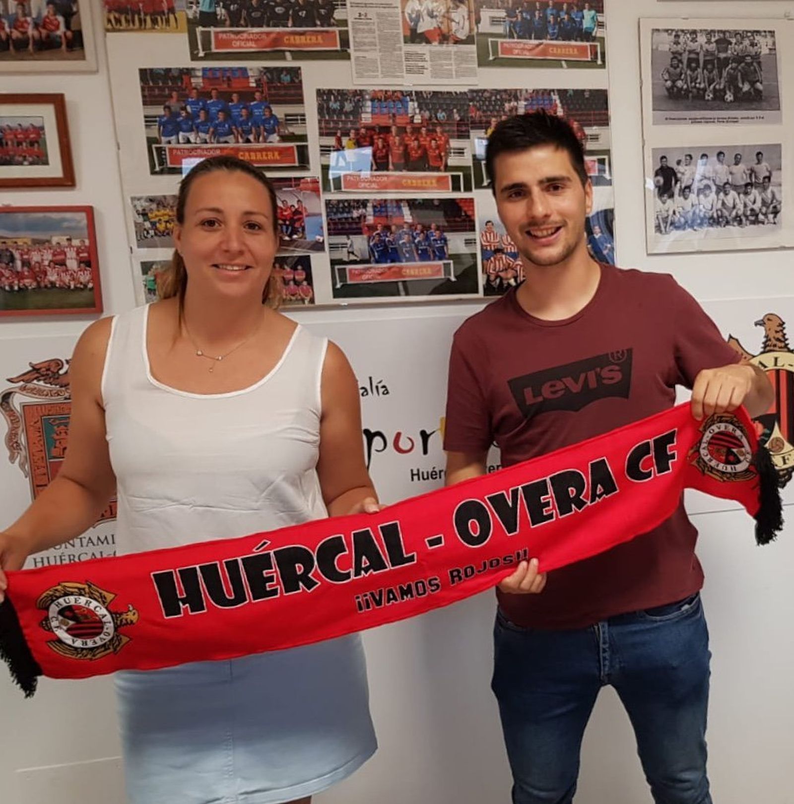 Teresa Navarro, presidenta del Huércal-Overa, y el jugador Miguel Ángel Ortuño