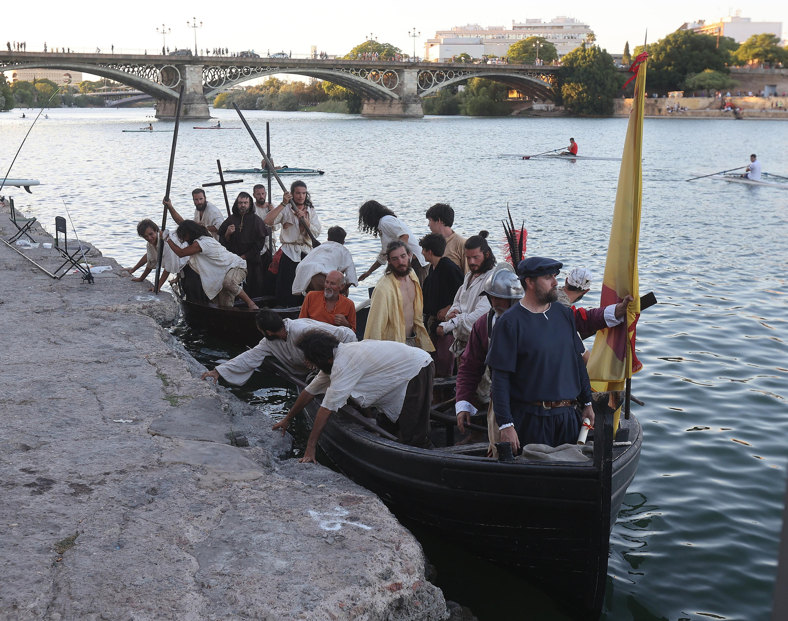 DESEMBARCO DE 18 ACTORES REPRESENTANDO A ELCANO Y ESCOLTADOS POR EL TERCIO DE OLIVARES