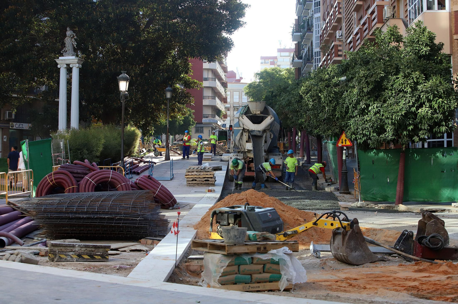 Imágenes de la visita de Pilar Miranda a las obras de peatonalización en la calle Méndez Núñez