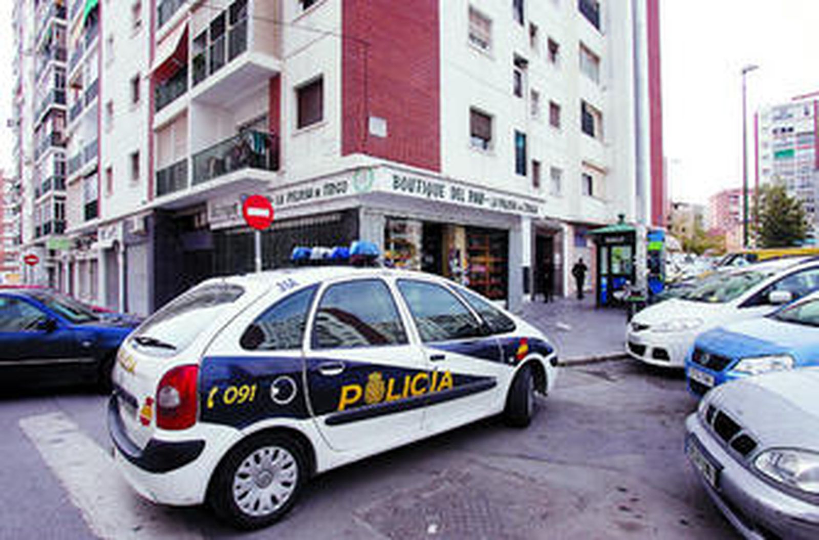 Un vehículo de la Policía Nacional, ayer, en la Plaza Basconia.