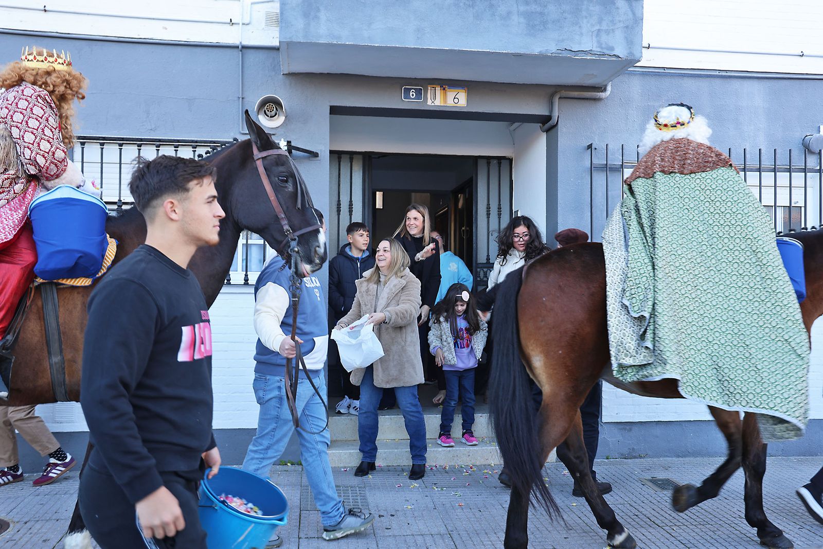 Día de regalos y Reyes Magos por los barrios de la ciudad