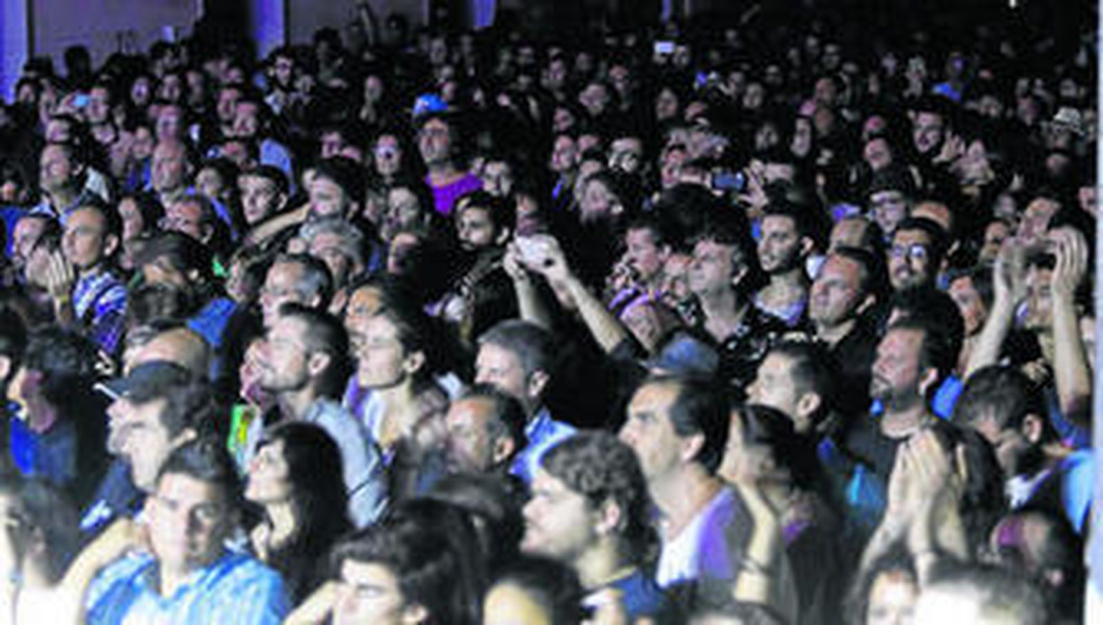 Raimundo Amador encendió el ambiente al llegar la medianoche ante un público entregado.
