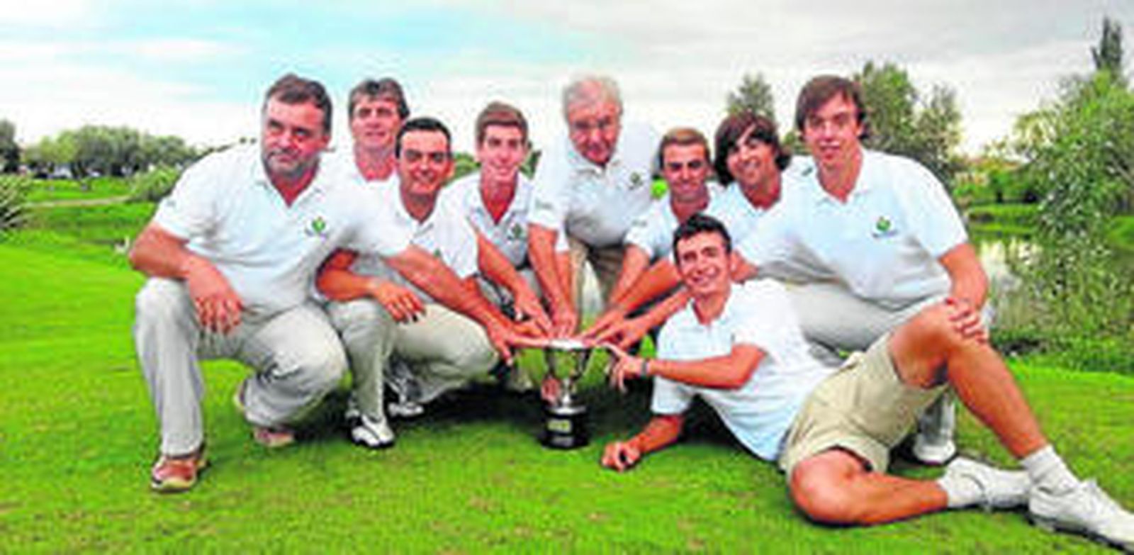 El equipo andaluz con el trofeo.