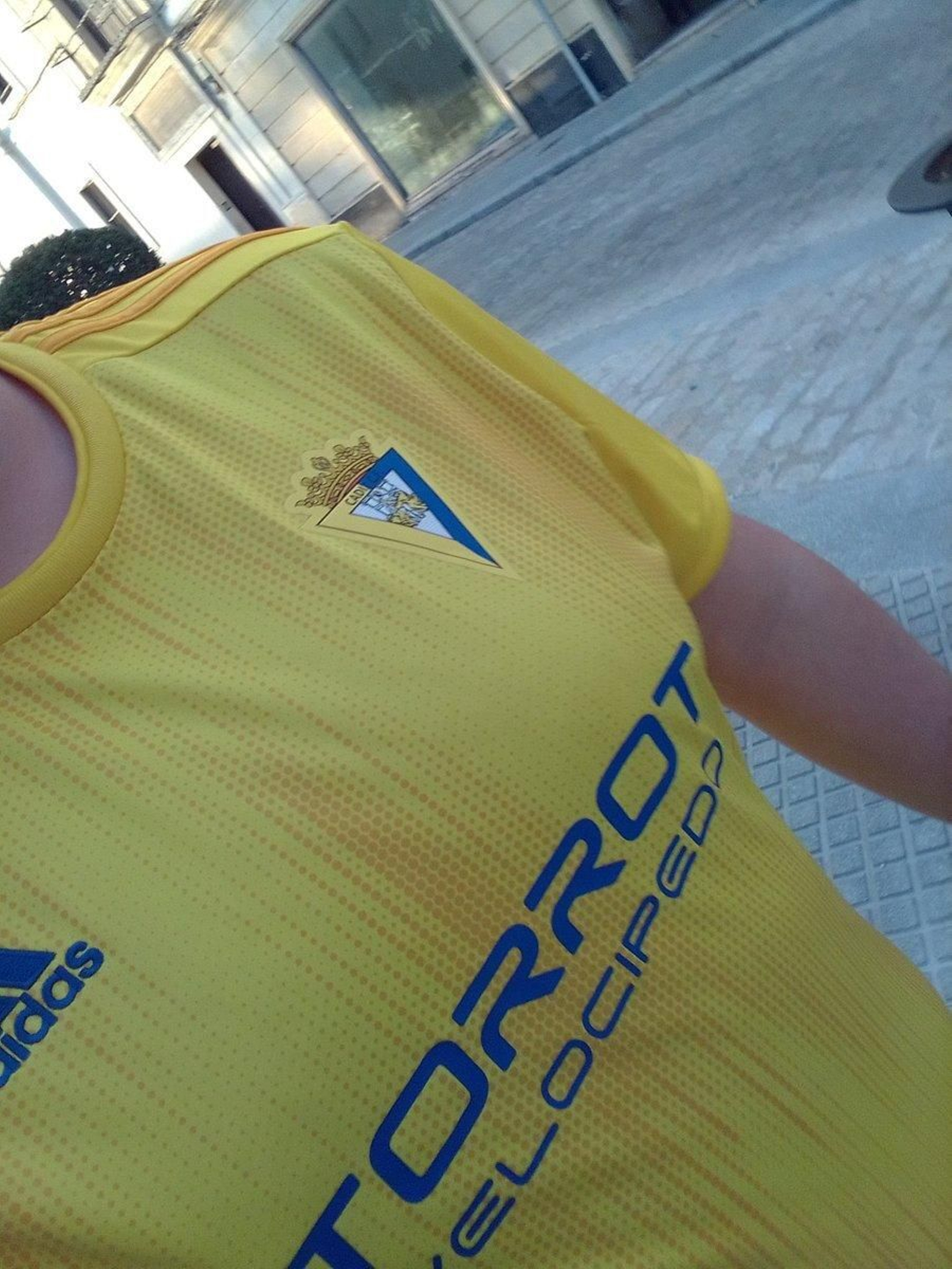 Aficionado en la calle con una camiseta del Cádiz