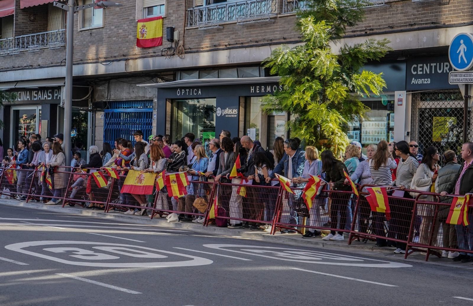 Ambiente en Granada durante el Día de las Fuerzas Armadas, en imágenes
