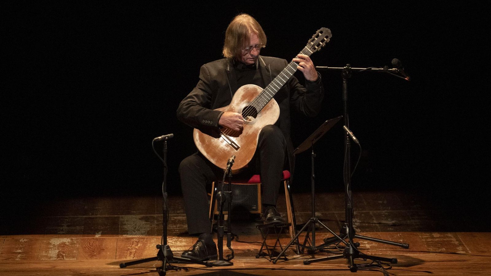 David Russell durante un concierto benéfico David Russell durante un concierto benéfico