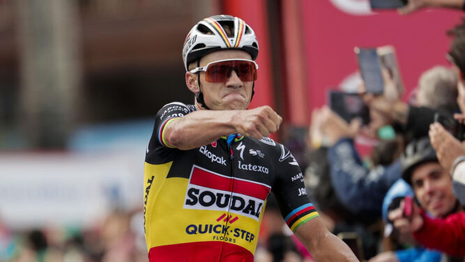 Evenepoel entra eufórico en la meta de Arinsal.