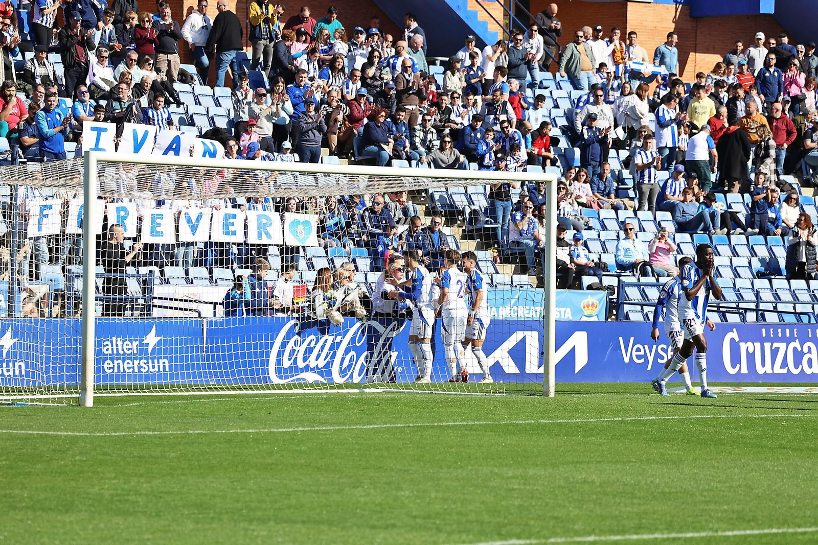 Los jugadores del Recre hacen entrega de un ramo de flores a los familiares de Iván Marín.