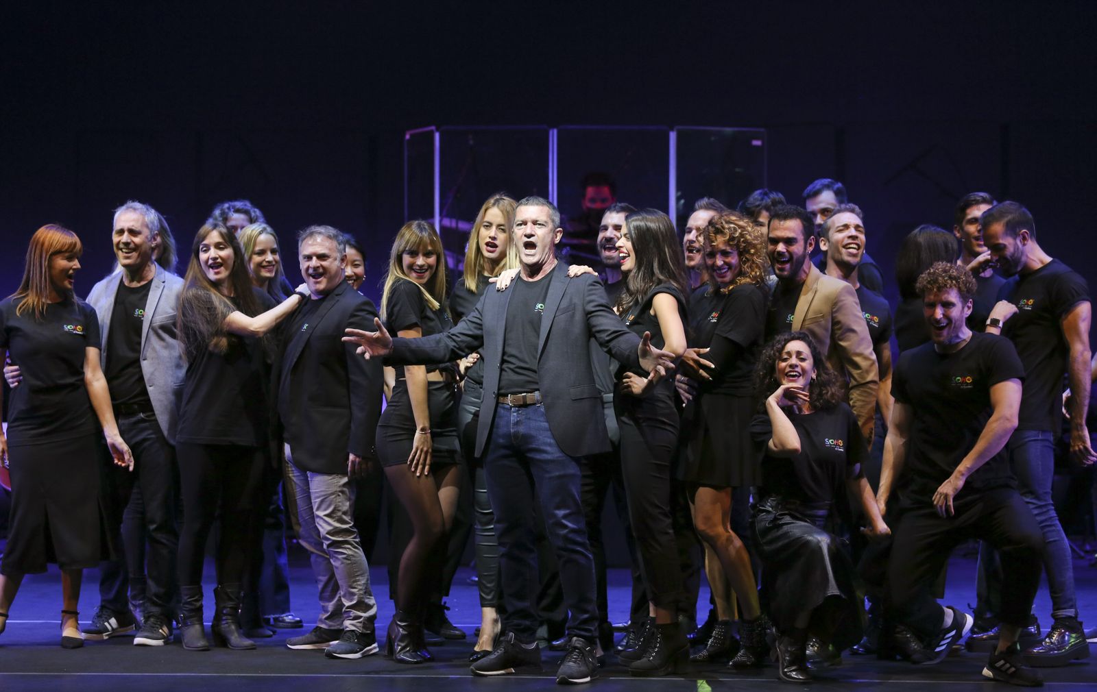 Antonio Banderas, con su compañía, en la presentación de ‘Company’ celebrada en el Teatro del Soho a modo de adelanto en octubre de 2020.