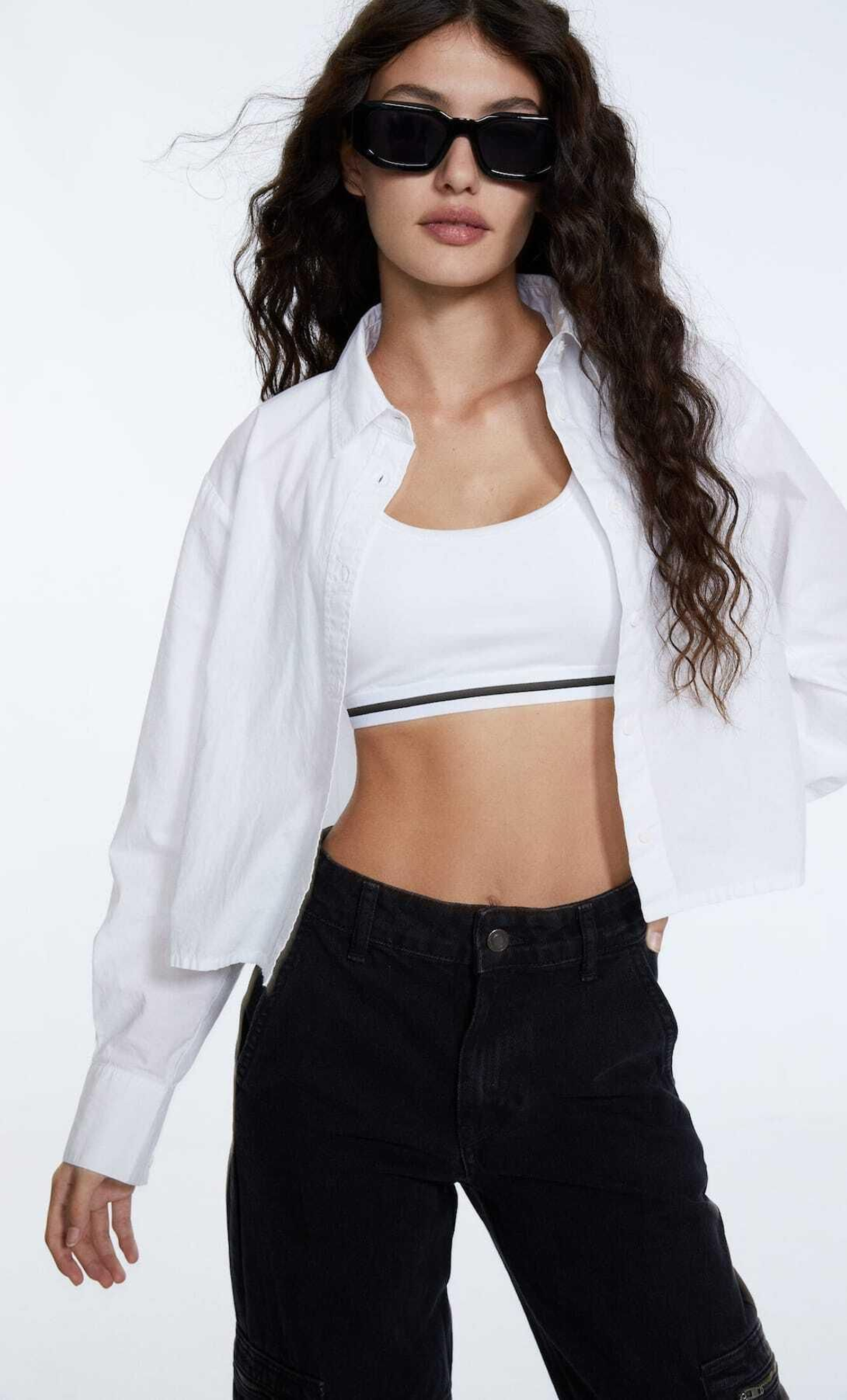 Camisa blanca de popelín de Stradivarius.