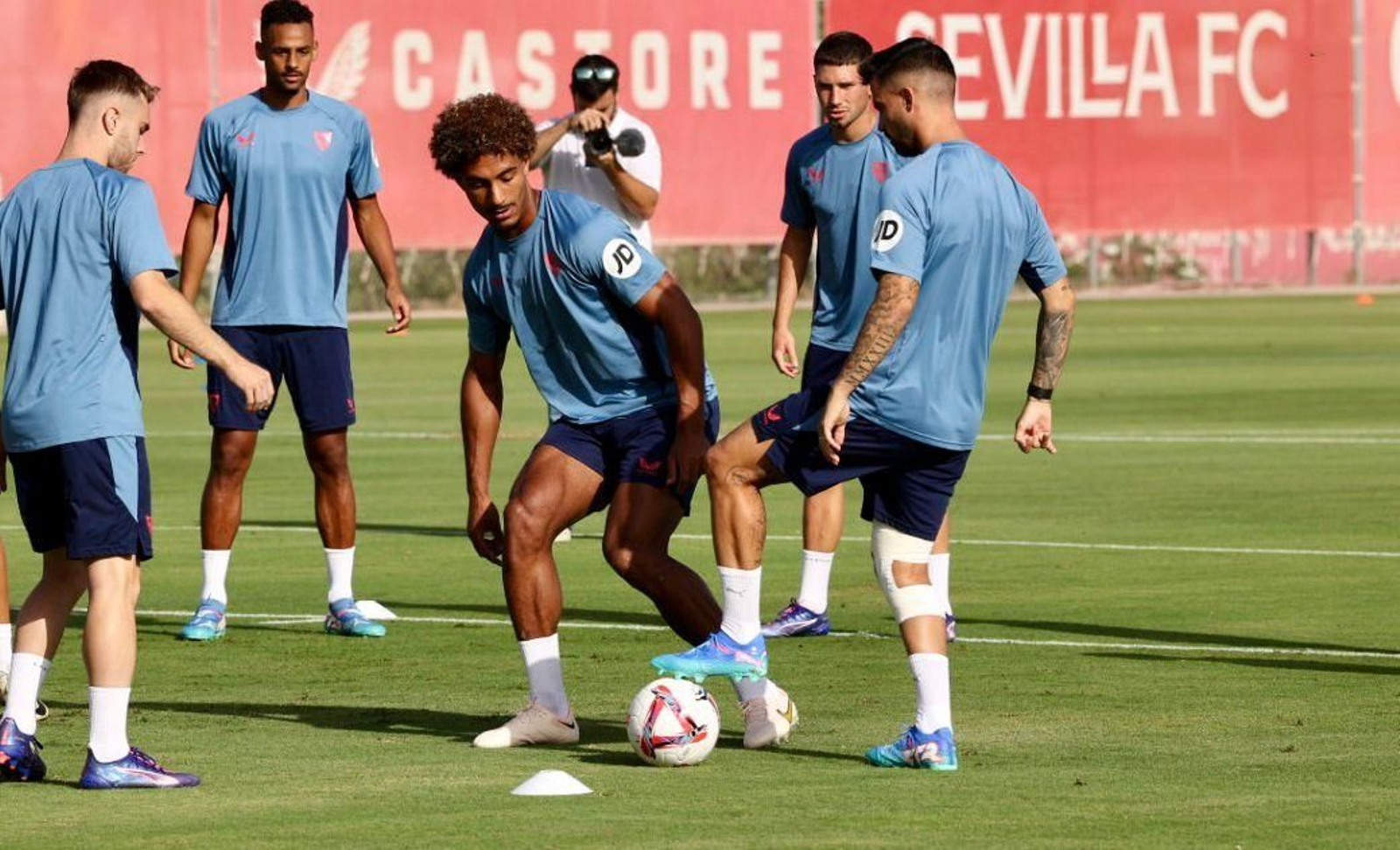 Loïc Badé y Suso Fernández entrenan con el resto del grupo.