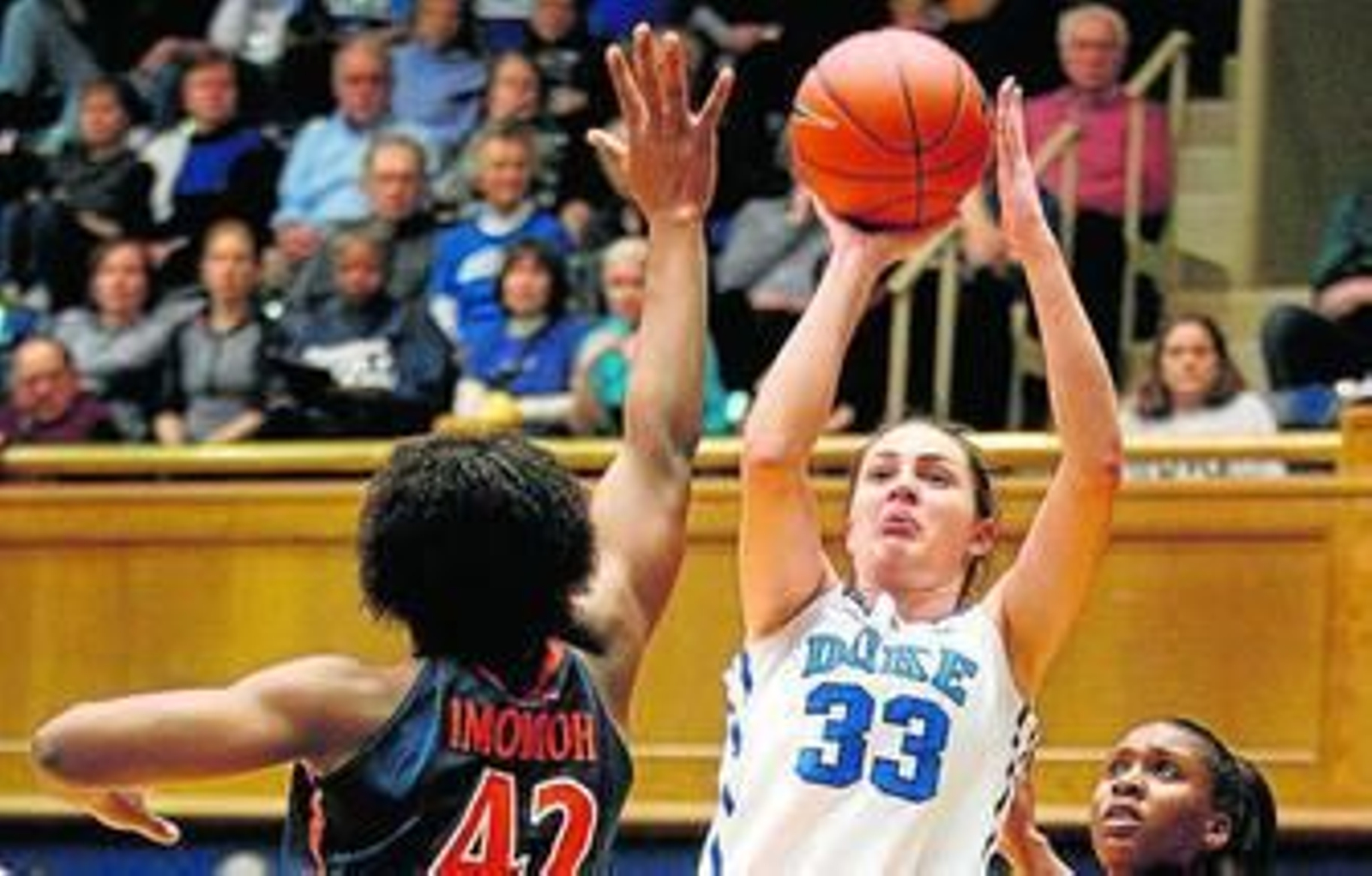 Haley Peters efectúa un lanzamiento en un encuentro disputado con la Universidad de Duque.