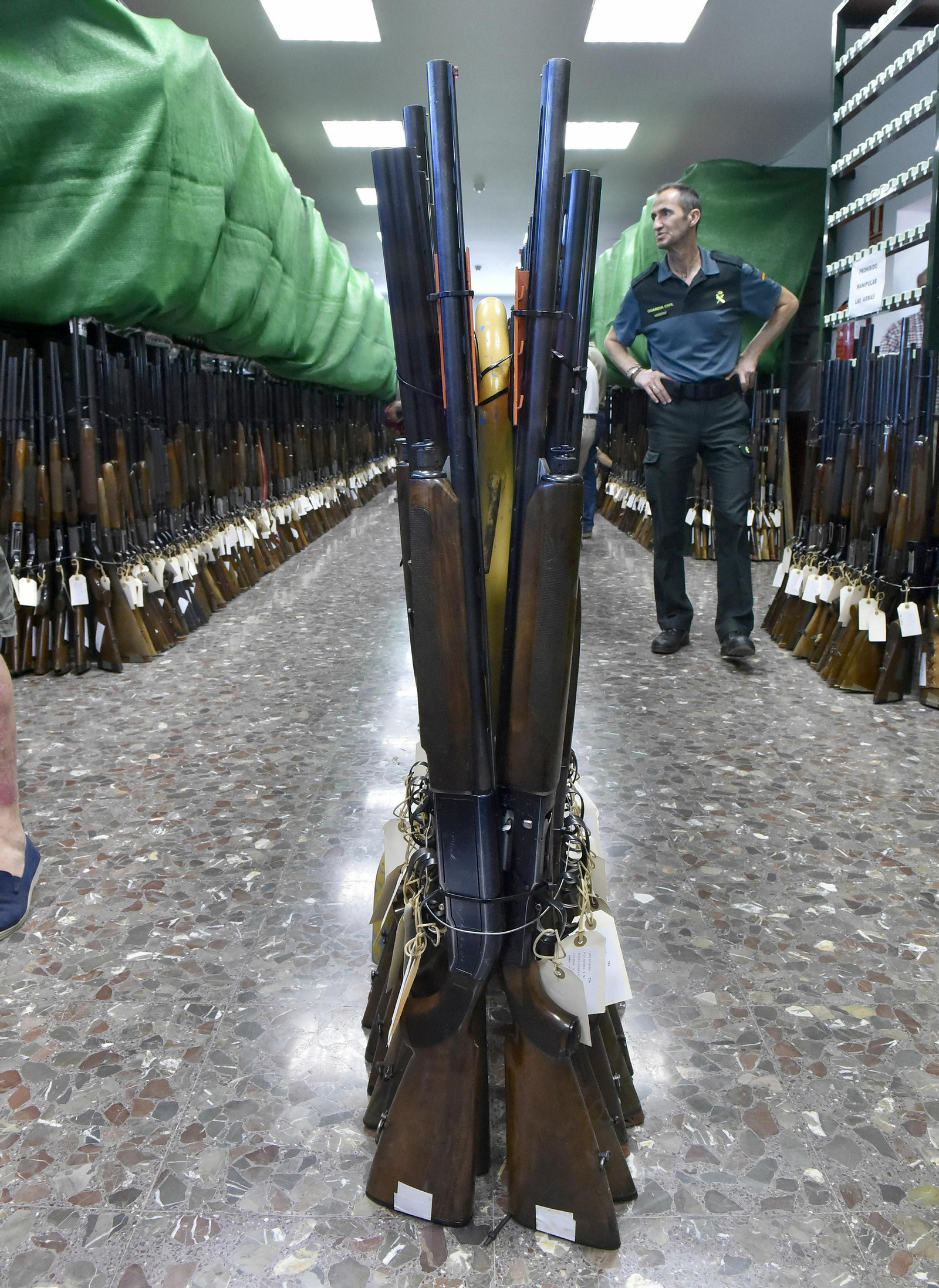 Un agente de la Guardia Civil, durante una exposición de armas para subasta.