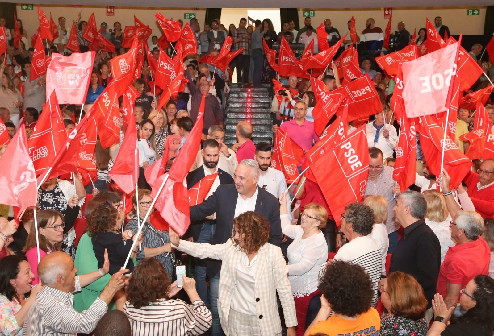 María Jesús Montero y Juan Carlos Ruiz Boix, aclamados a su llegada al teatro Juan Luis Galiardo de San Roque.