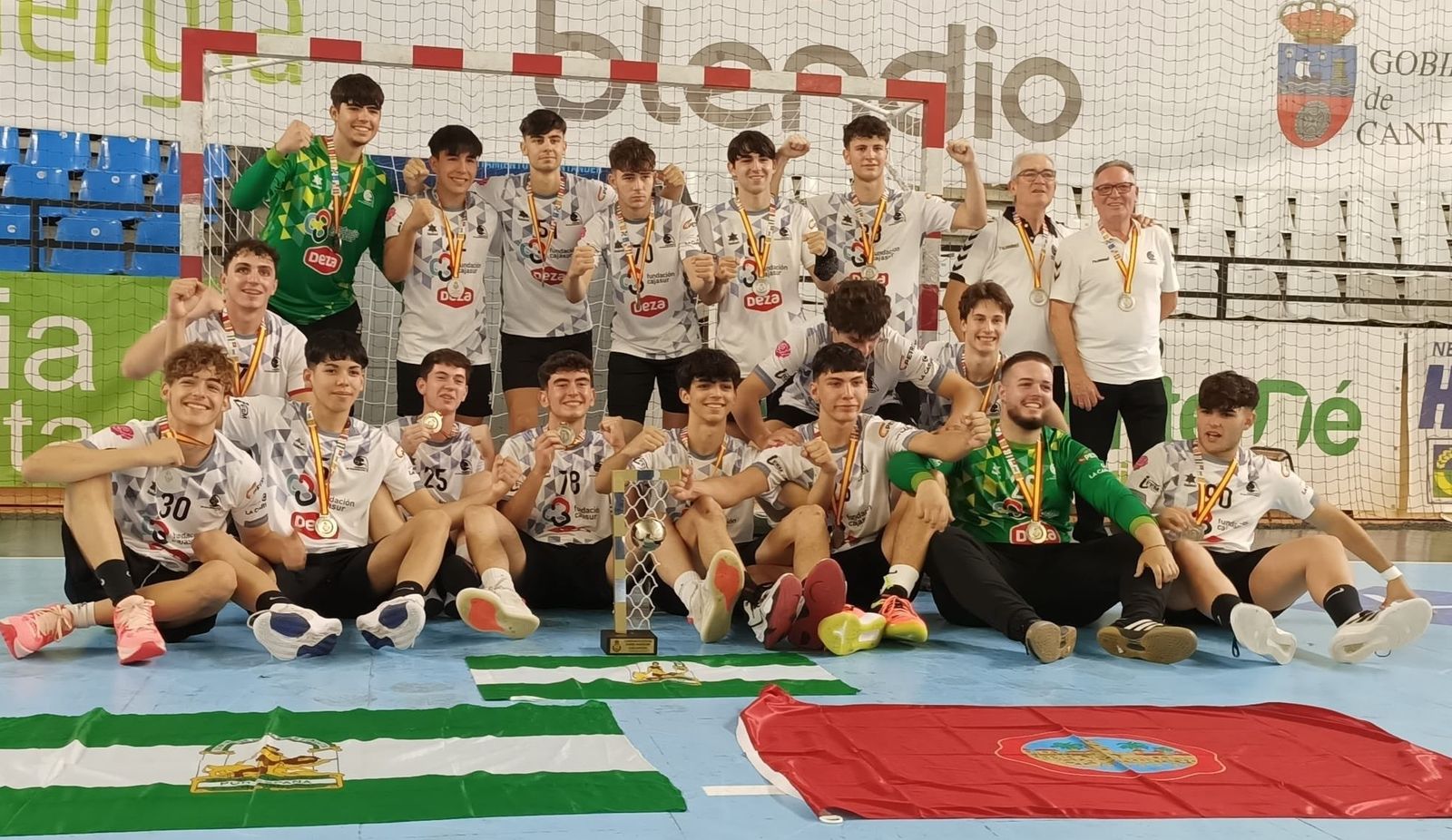 El Cajasur CBM celebra el subcampeonato de España juvenil en Santander.