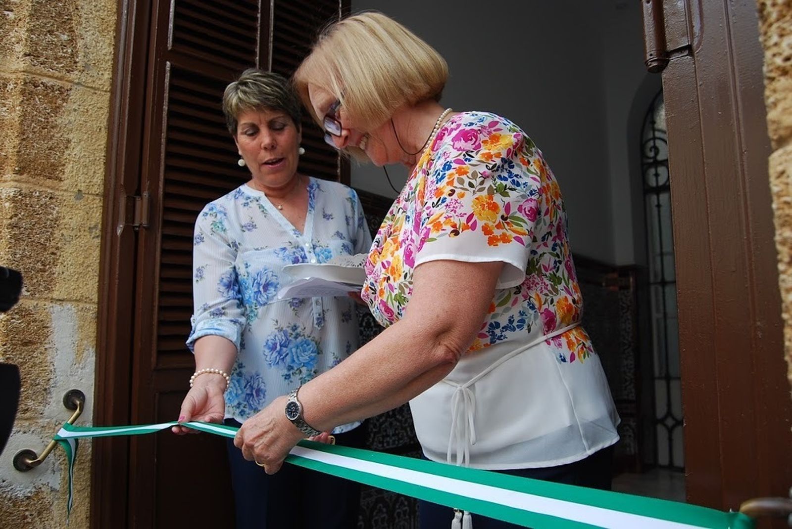 Luisa Vázquez y Tania Álvarez inauguran la exposición de Minerva.