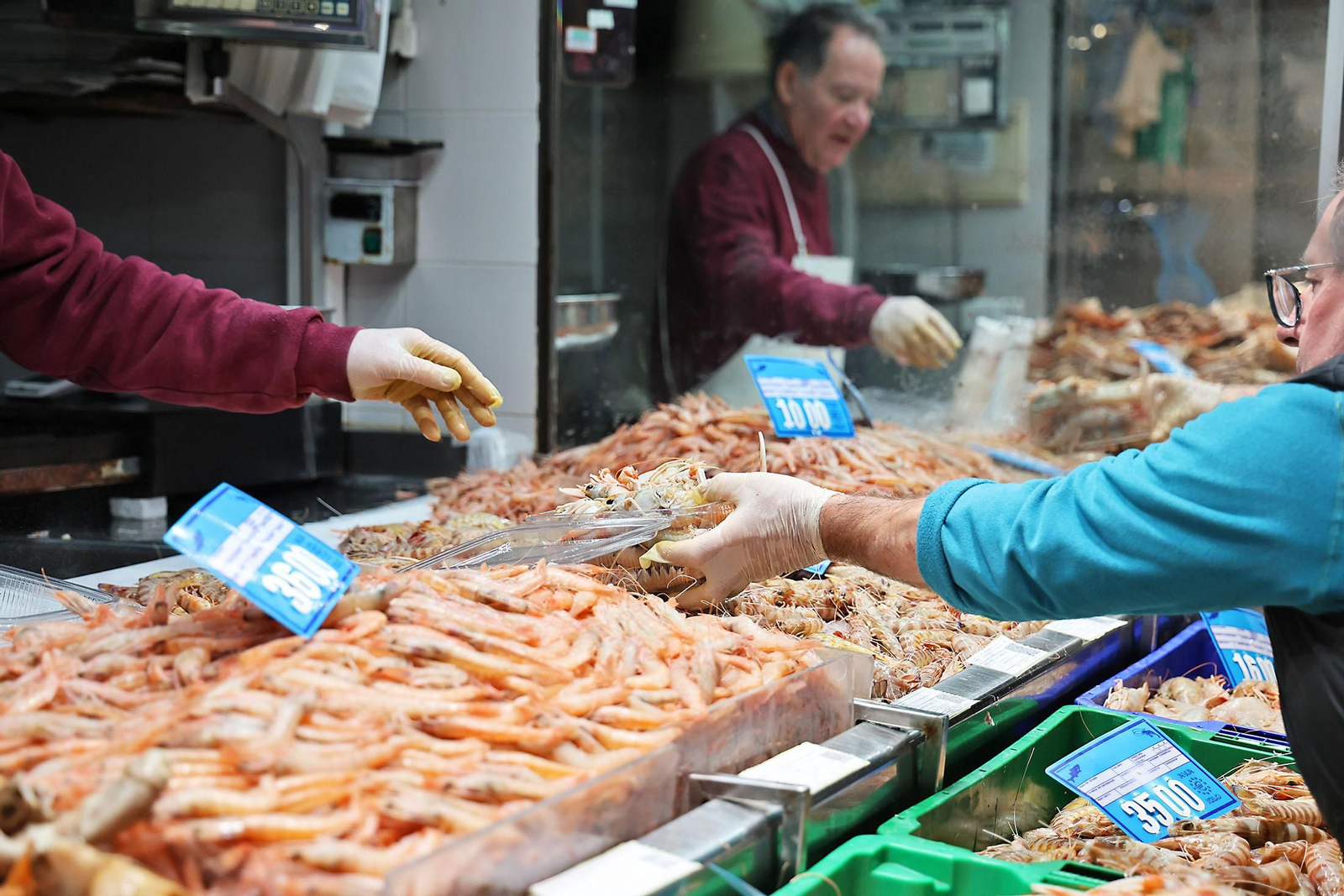 Ambientazo en el Mercado del Carmen para ultimar compras de Navidad